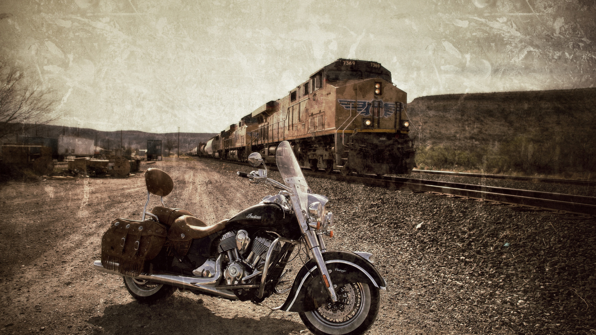 Motocicleta Cruiser Negra y Plateada Estacionada Junto a la Pared Marrón. Wallpaper in 1920x1080 Resolution
