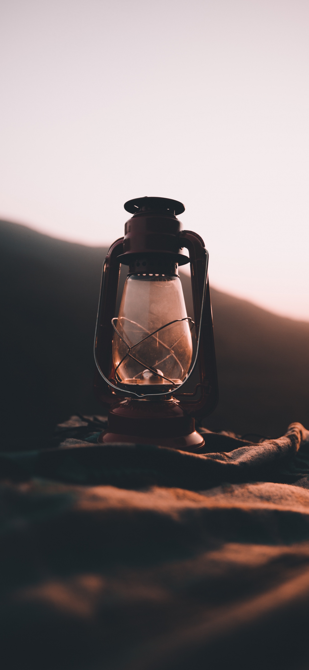 Klarglasflasche Auf Braunem Sand. Wallpaper in 1242x2688 Resolution