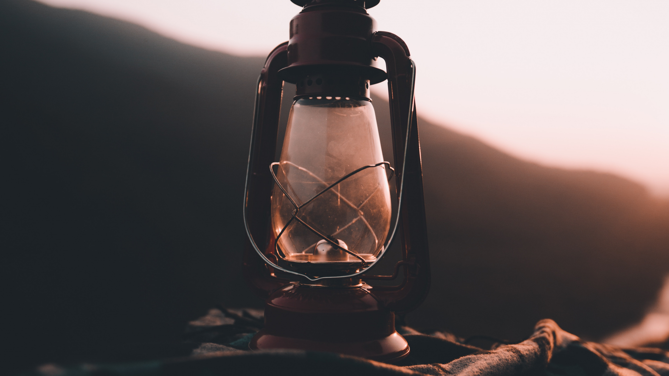 Klarglasflasche Auf Braunem Sand. Wallpaper in 2560x1440 Resolution