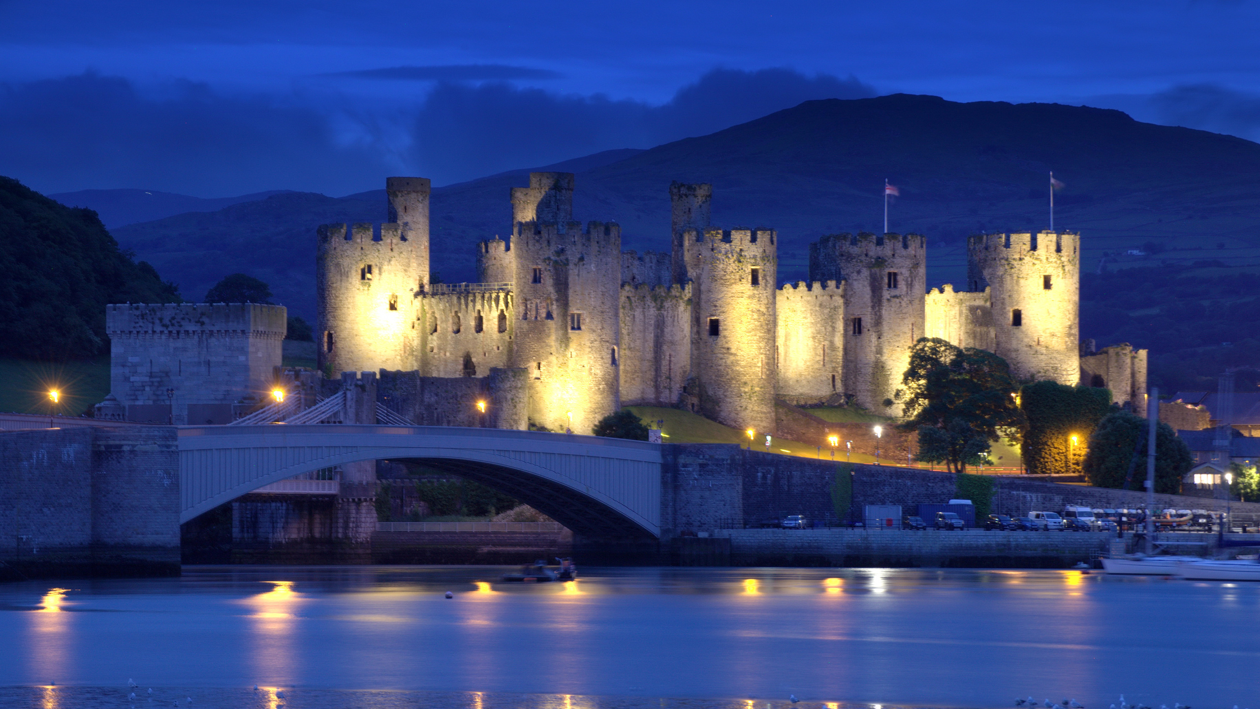 Braunes Betonschloss in Der Nähe Der Brücke Während Der Nachtzeit. Wallpaper in 2560x1440 Resolution