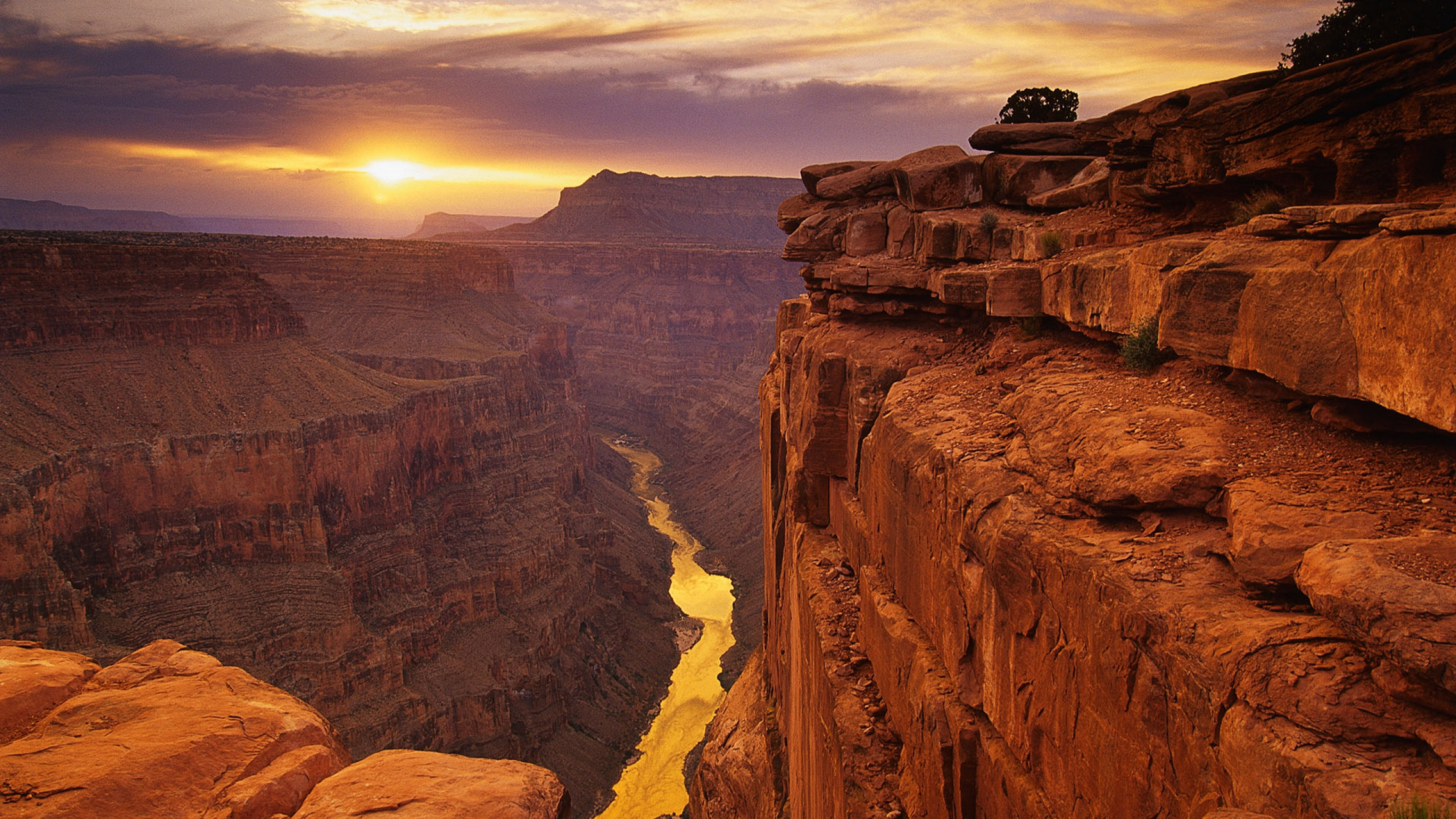 Braune Felsformation Unter Weißen Wolken Tagsüber White. Wallpaper in 2560x1440 Resolution