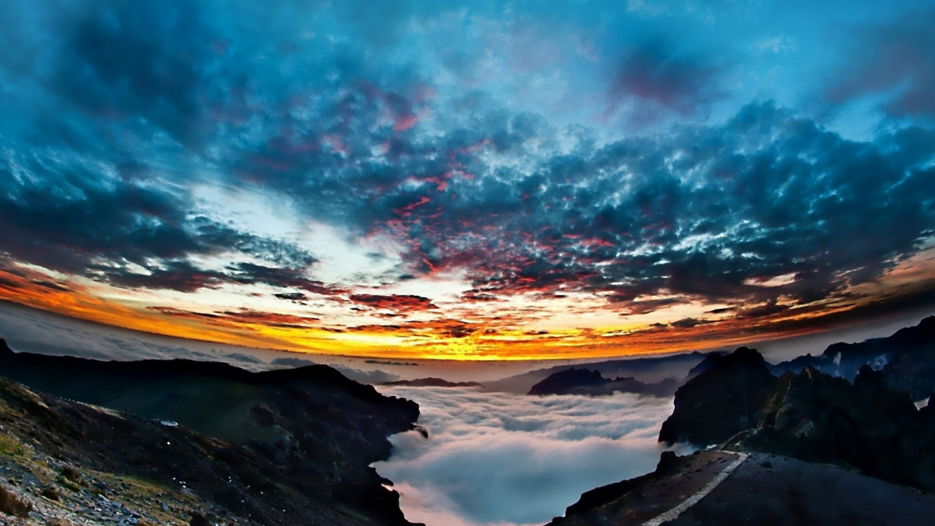 Blau-weißer Himmel Über Felsigem Berg. Wallpaper in 1366x768 Resolution