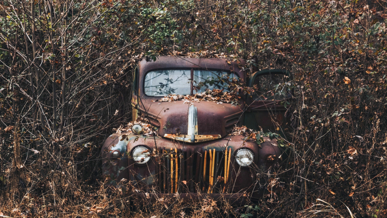 Voiture Brune Vintage Sur Des Feuilles Séchées Brunes. Wallpaper in 1280x720 Resolution