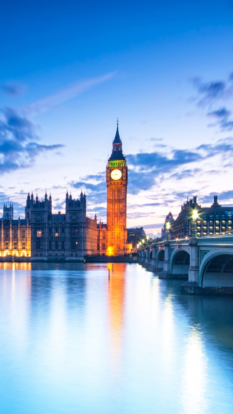 Braunes Und Weißes Betongebäude in Der Nähe Der Brücke Unter Blauem Himmel Tagsüber. Wallpaper in 750x1334 Resolution
