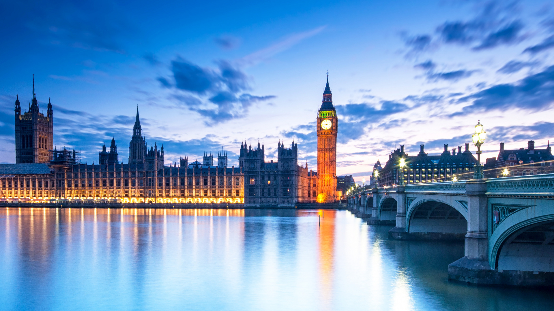 Edificio de Hormigón Marrón y Blanco Cerca Del Puente Bajo un Cielo Azul Durante el Día. Wallpaper in 1920x1080 Resolution