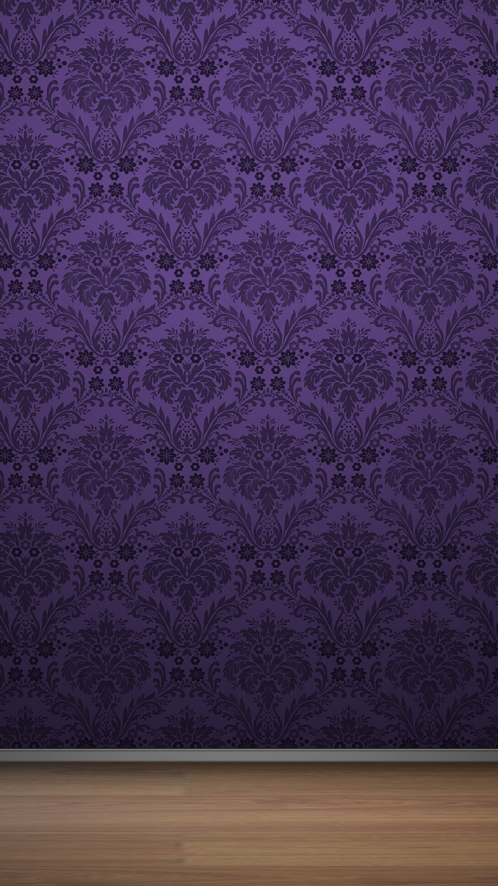 Lila Und Schwarzes Textil Auf Braunem Holztisch. Wallpaper in 720x1280 Resolution