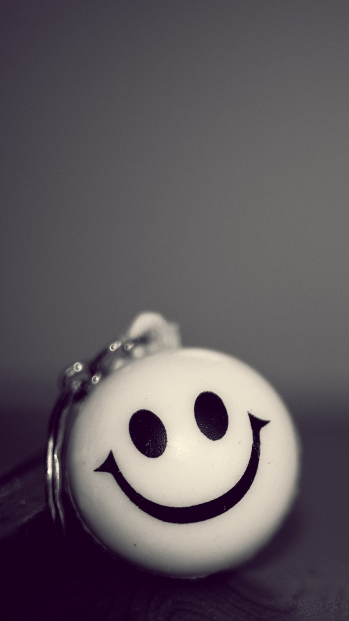 White and Black Smiley Emoticon. Wallpaper in 720x1280 Resolution