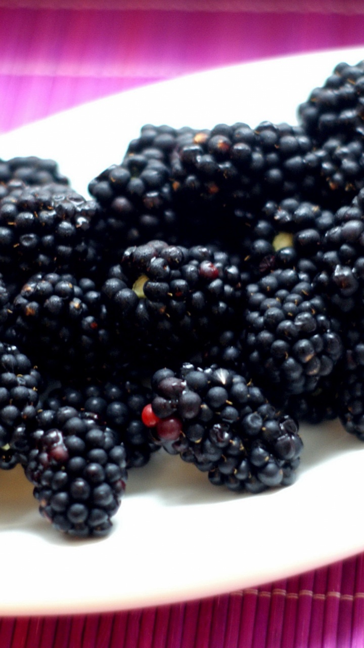 Berry, Vegetarische Küche, Brombeeren, Himbeere, Blaubeeren. Wallpaper in 720x1280 Resolution