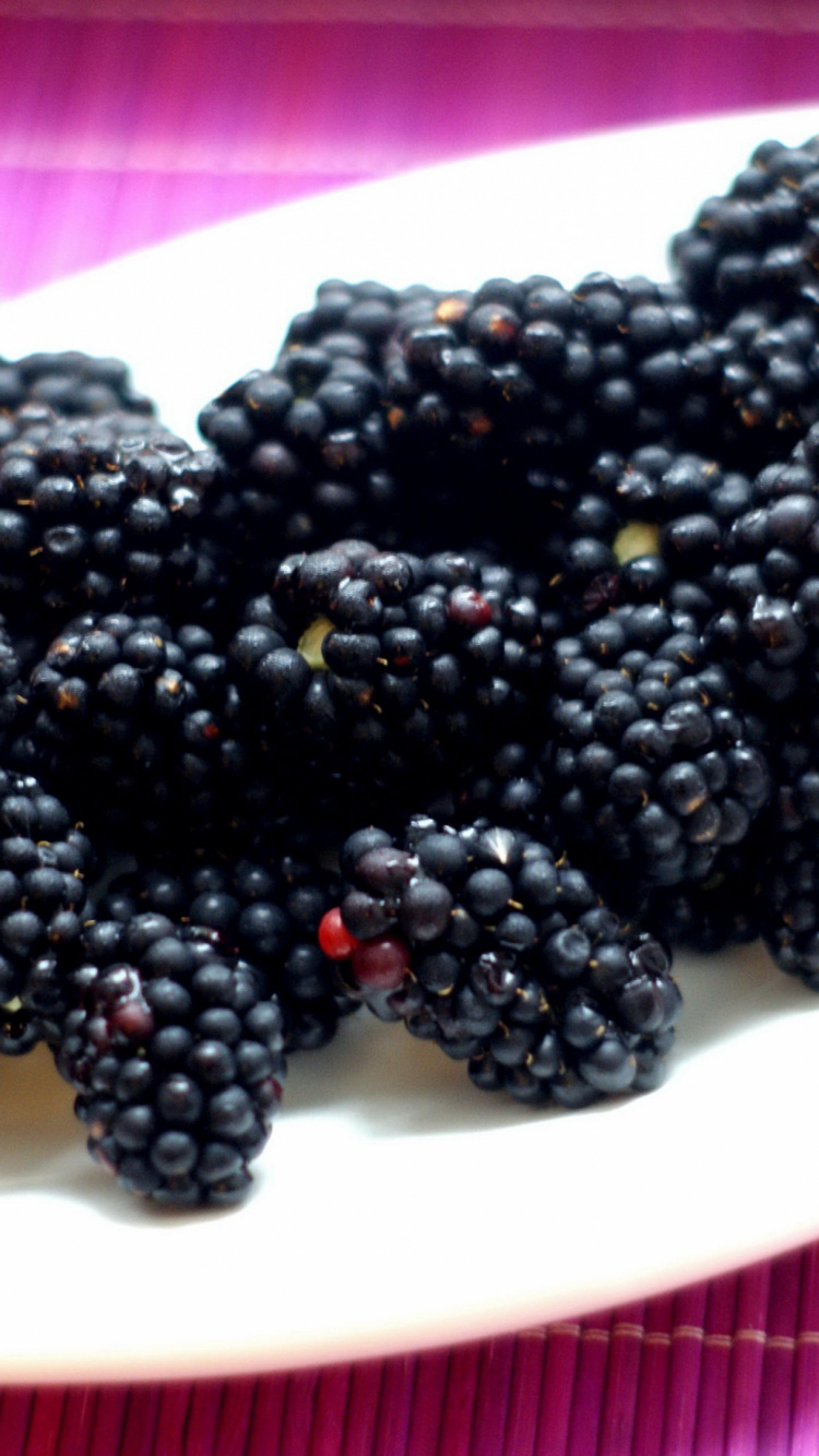Berry, Vegetarische Küche, Brombeeren, Himbeere, Blaubeeren. Wallpaper in 750x1334 Resolution