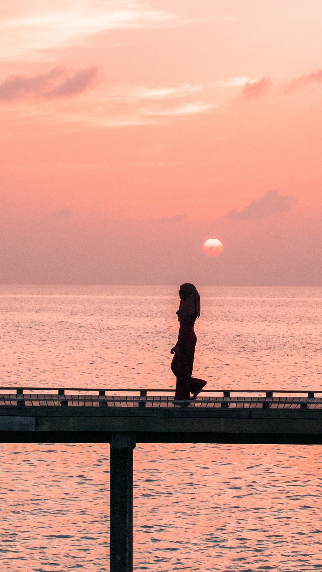 Homme en Veste Noire et Pantalon Debout Sur le Quai Pendant le Coucher du Soleil. Wallpaper in 1080x1920 Resolution