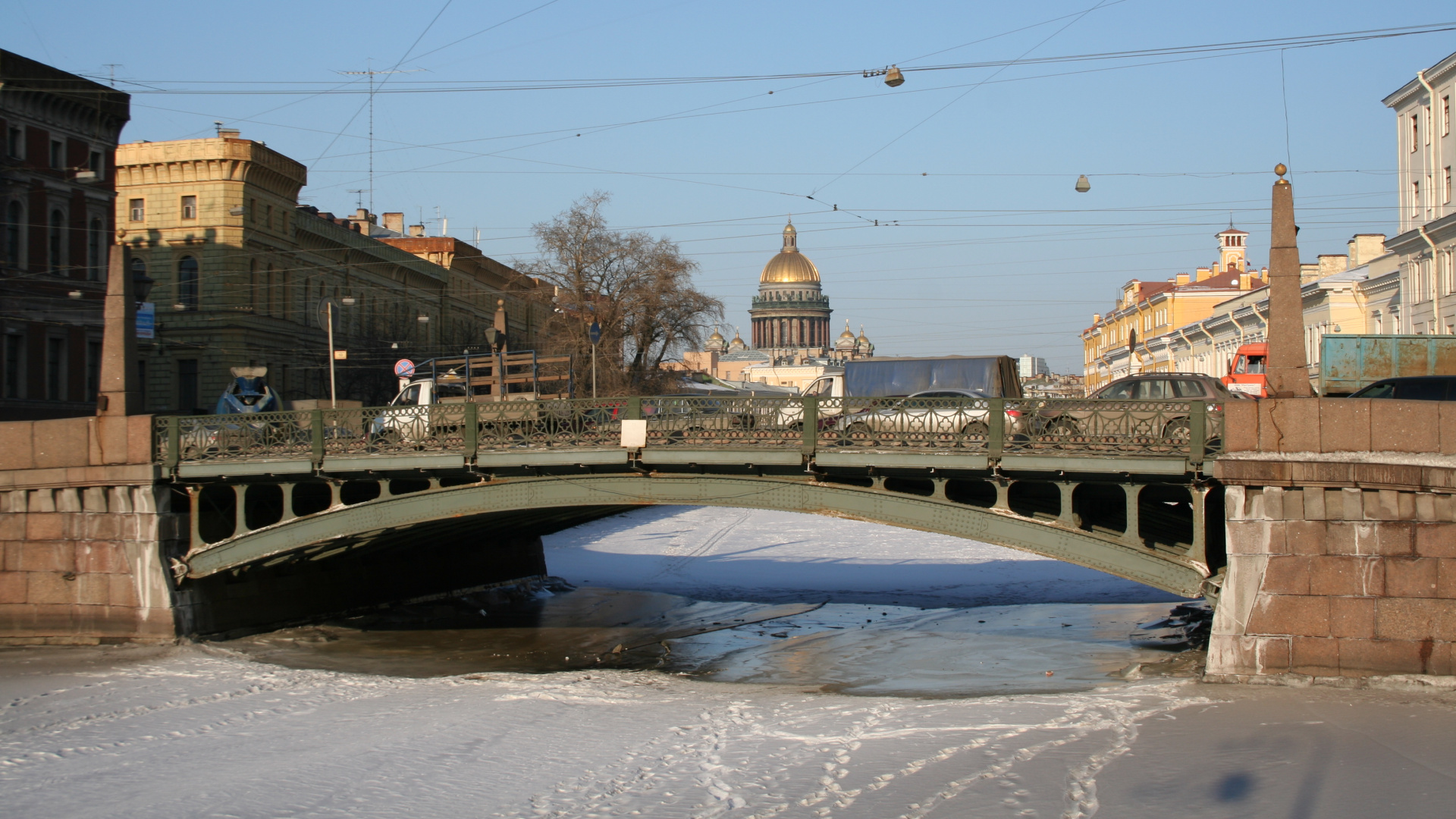 Weißes Und Braunes Betongebäude in Der Nähe Der Brücke Unter Weißen Wolken Tagsüber. Wallpaper in 1920x1080 Resolution