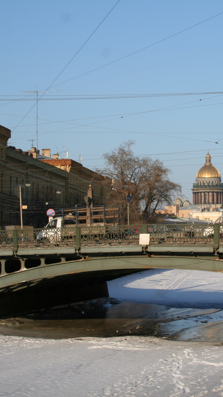 Weißes Und Braunes Betongebäude in Der Nähe Der Brücke Unter Weißen Wolken Tagsüber. Wallpaper in 750x1334 Resolution