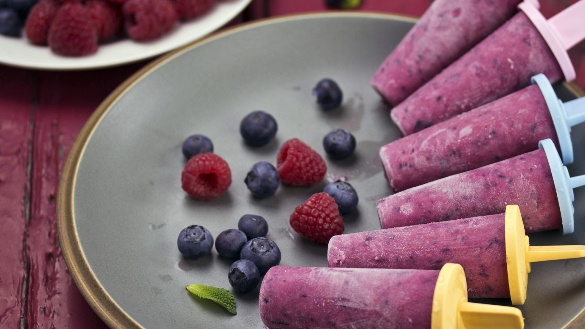 Sandía en Rodajas Sobre Placa de Cerámica Blanca. Wallpaper in 1920x1080 Resolution