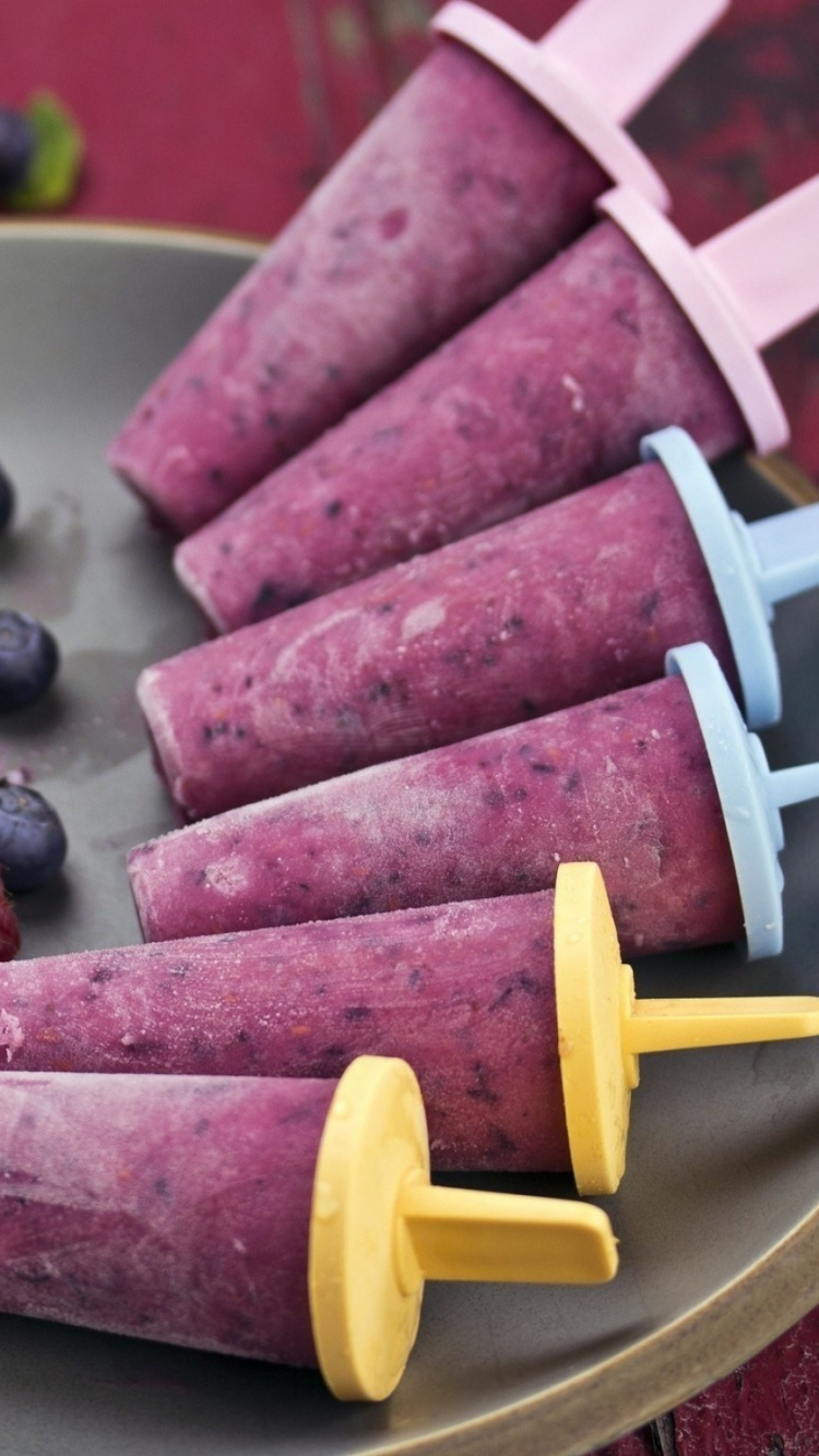 Sandía en Rodajas Sobre Placa de Cerámica Blanca. Wallpaper in 750x1334 Resolution