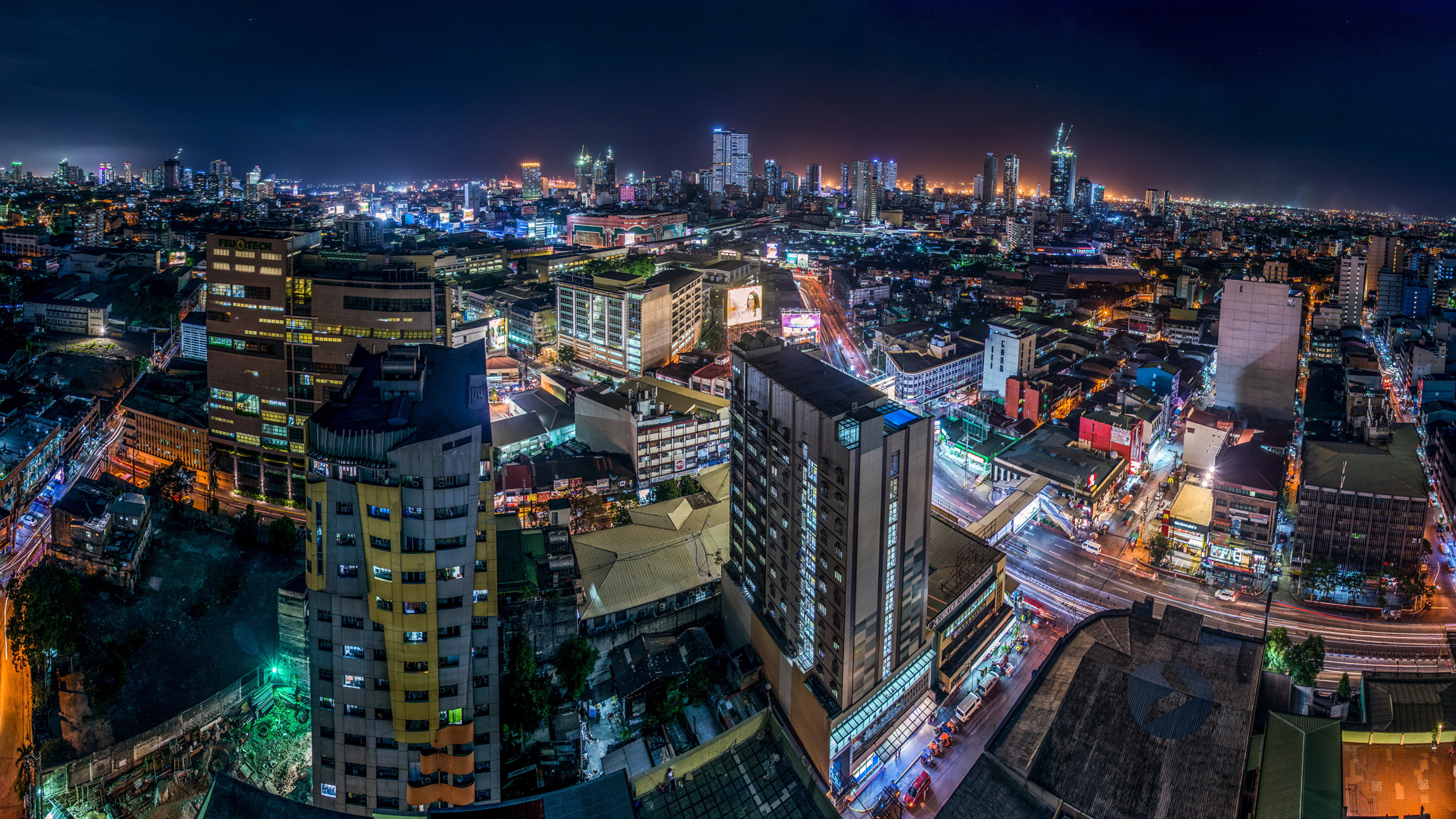 Vista Aérea de Los Edificios de la Ciudad Durante la Noche.. Wallpaper in 2560x1440 Resolution