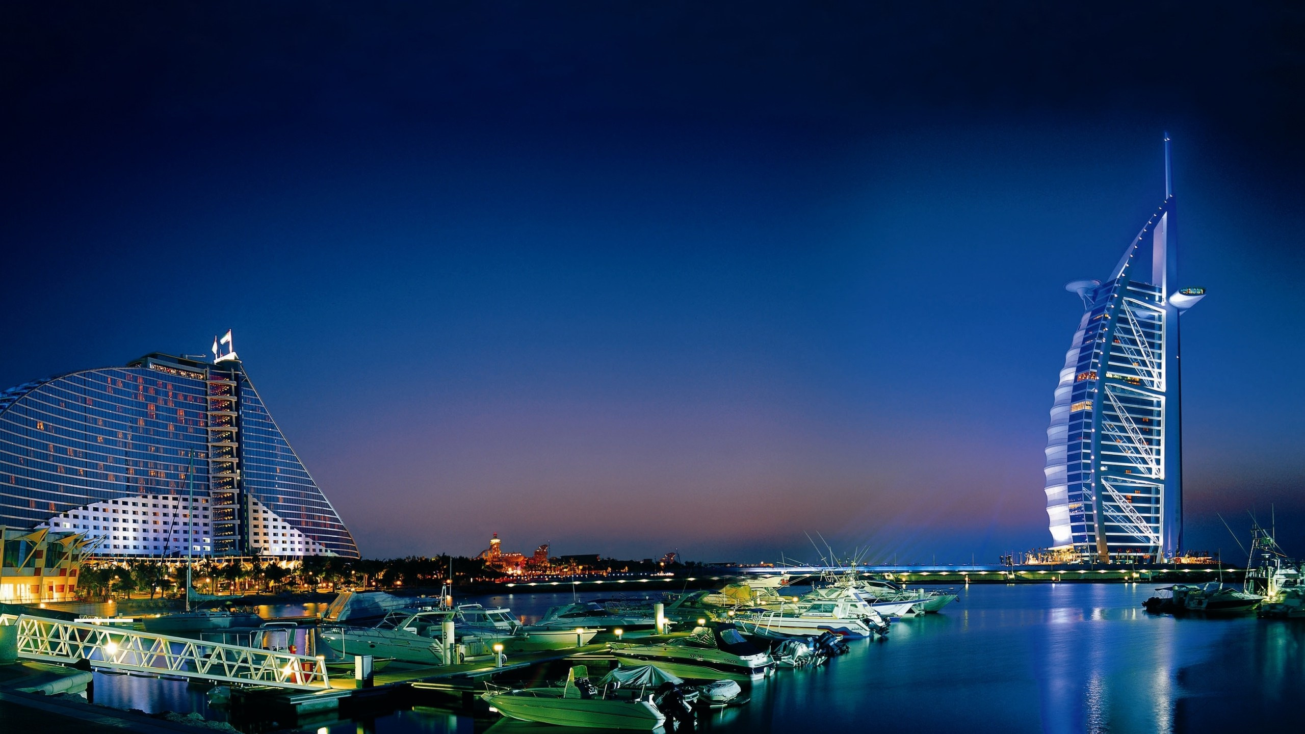 Horizon de la Ville Pendant la Nuit. Wallpaper in 2560x1440 Resolution