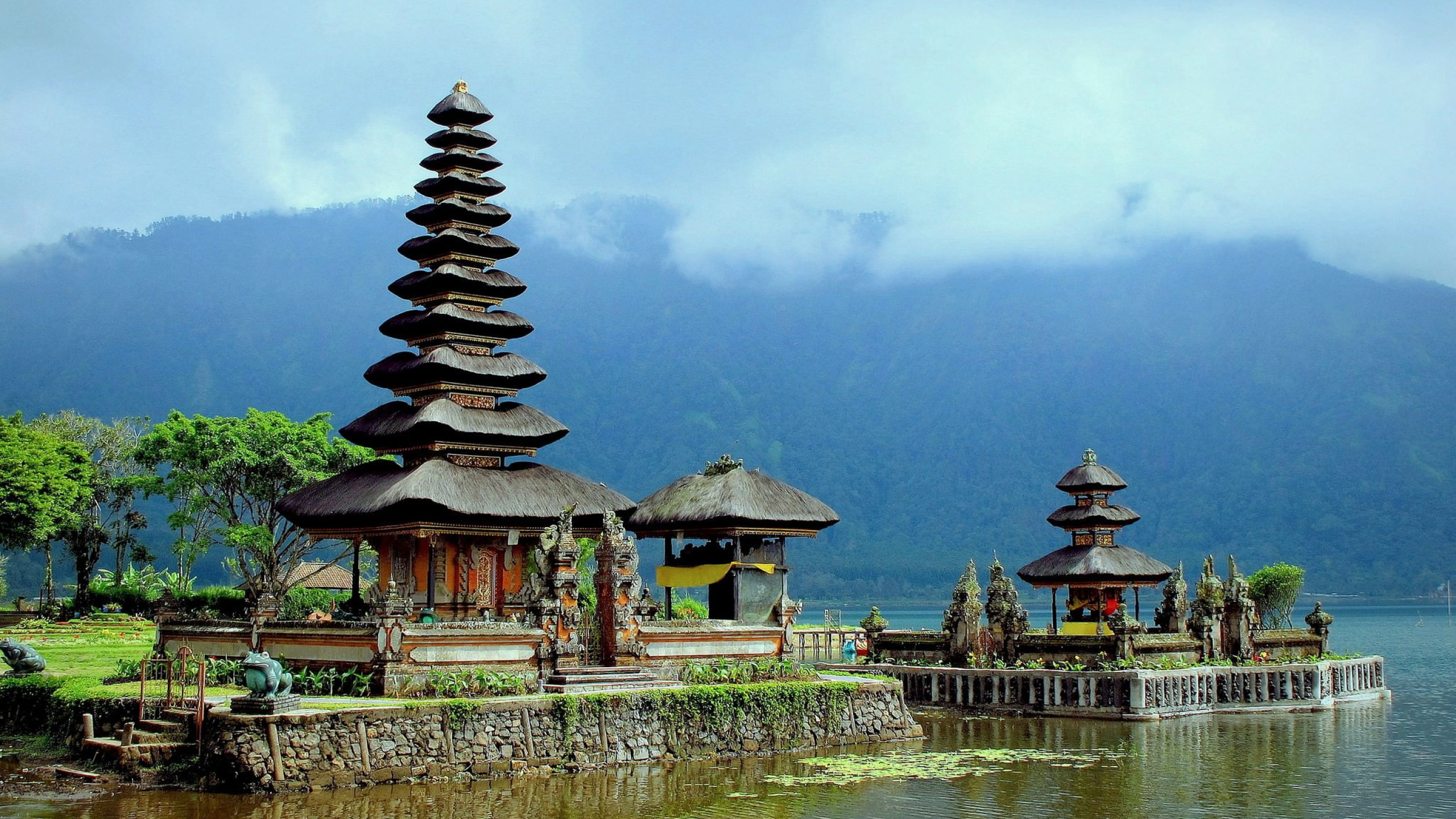 Brown and Green Temple Near Body of Water During Daytime. Wallpaper in 2560x1440 Resolution