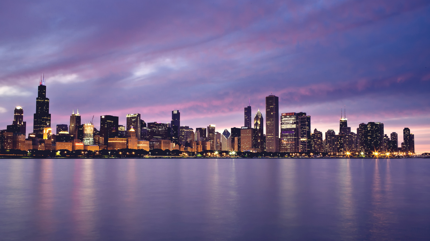 Skyline Der Stadt Über Gewässer Während Der Nacht. Wallpaper in 1366x768 Resolution