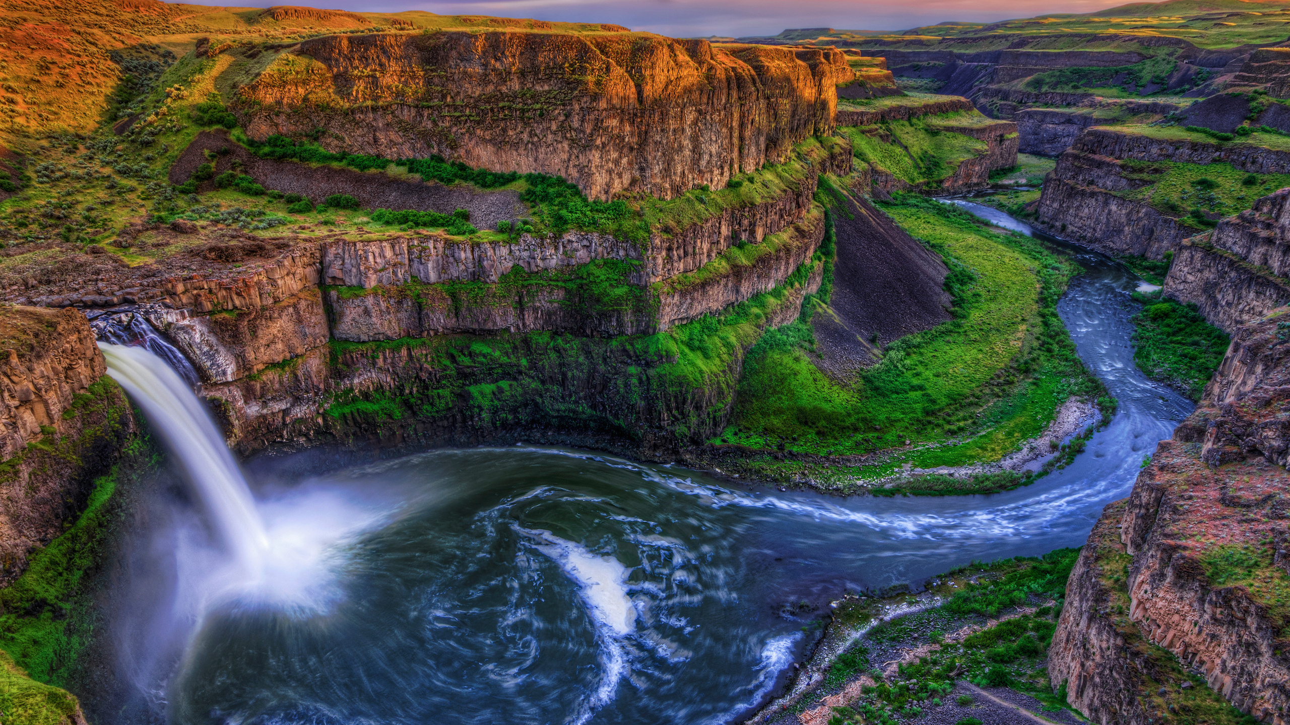 Water Falls on Brown Rocky Mountain. Wallpaper in 2560x1440 Resolution