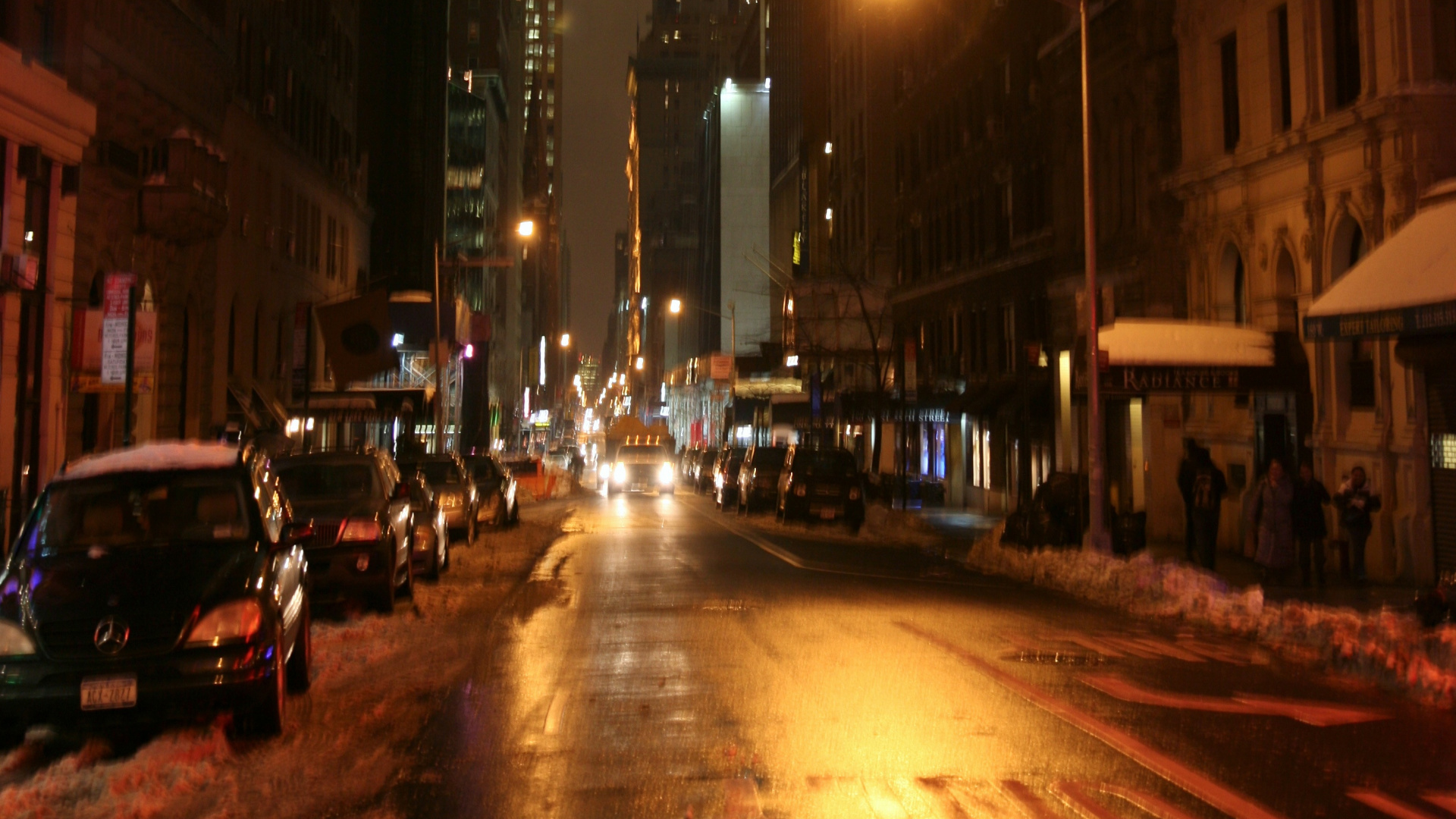 Autos Auf Der Straße Zwischen Hochhäusern Während Der Nacht. Wallpaper in 1920x1080 Resolution