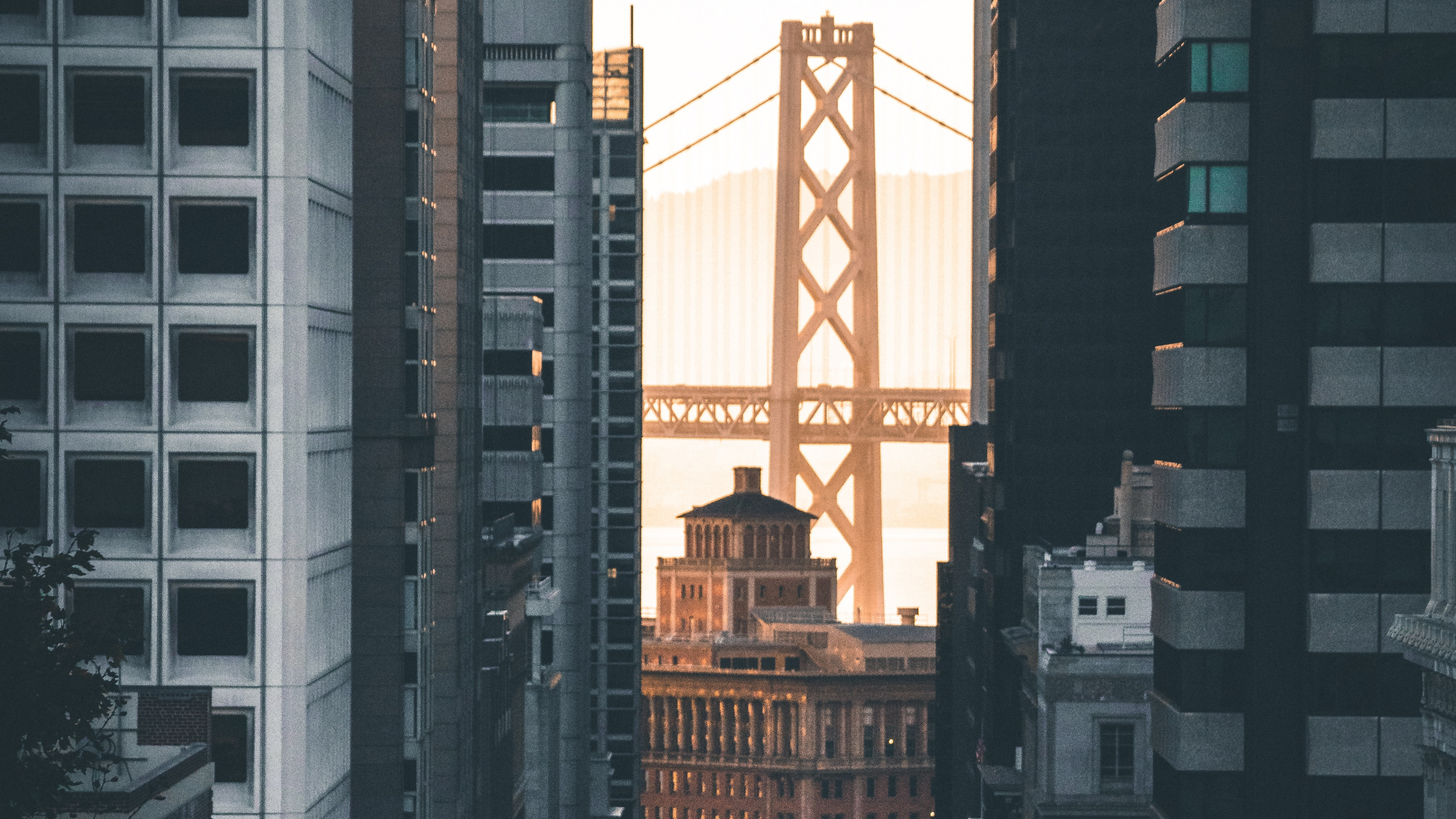 Graues Betongebäude in Der Nacht. Wallpaper in 3840x2160 Resolution