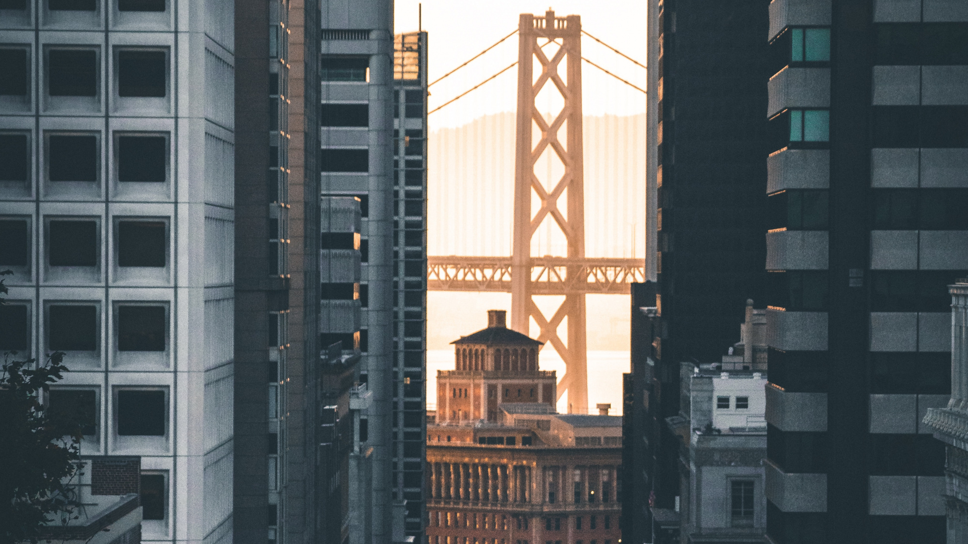 Bâtiment en Béton Gris Pendant la Nuit. Wallpaper in 1920x1080 Resolution