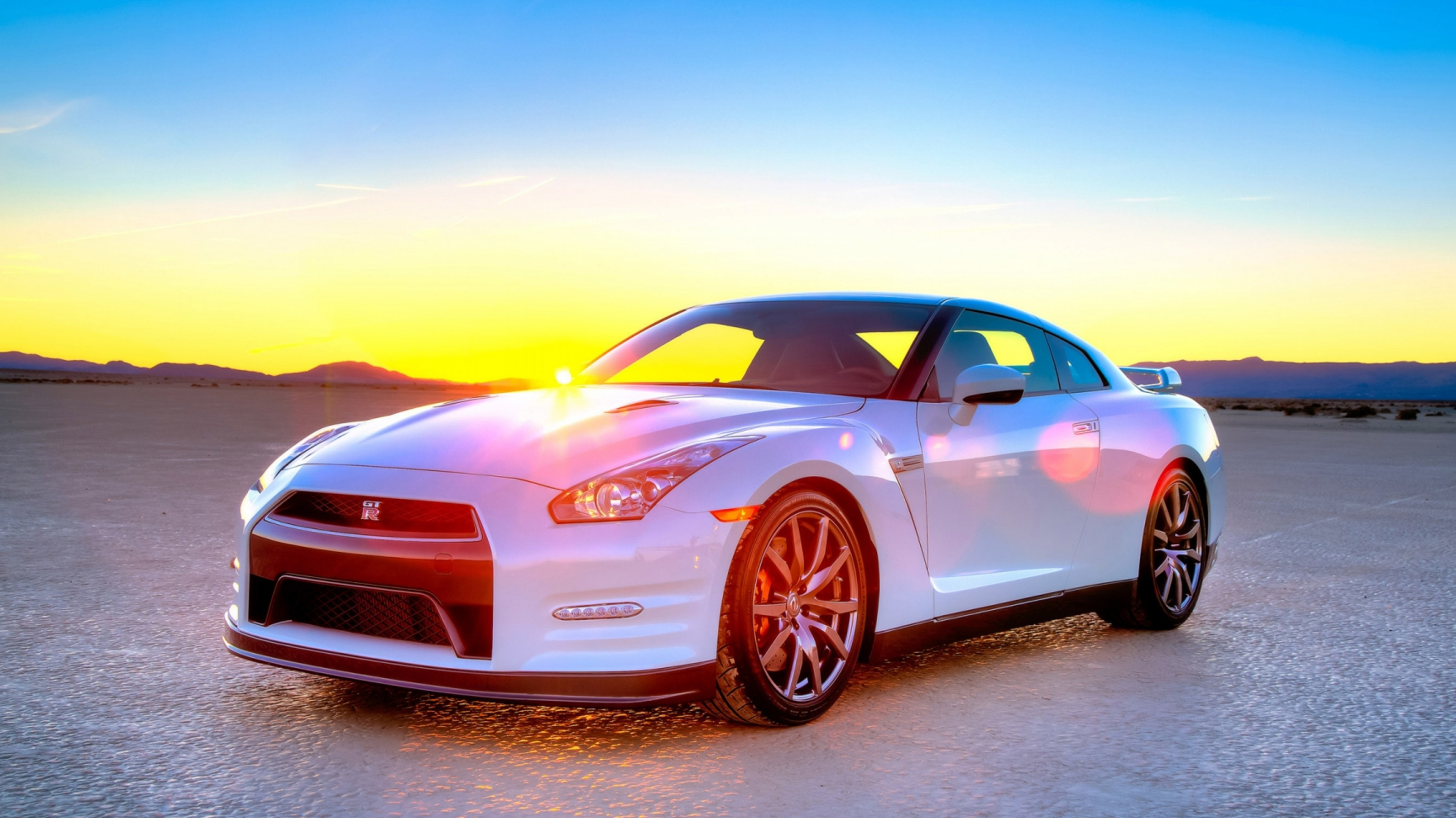 Porsche 911 Blanche et Noire Sur Une Route Goudronnée Grise au Coucher du Soleil. Wallpaper in 3840x2160 Resolution