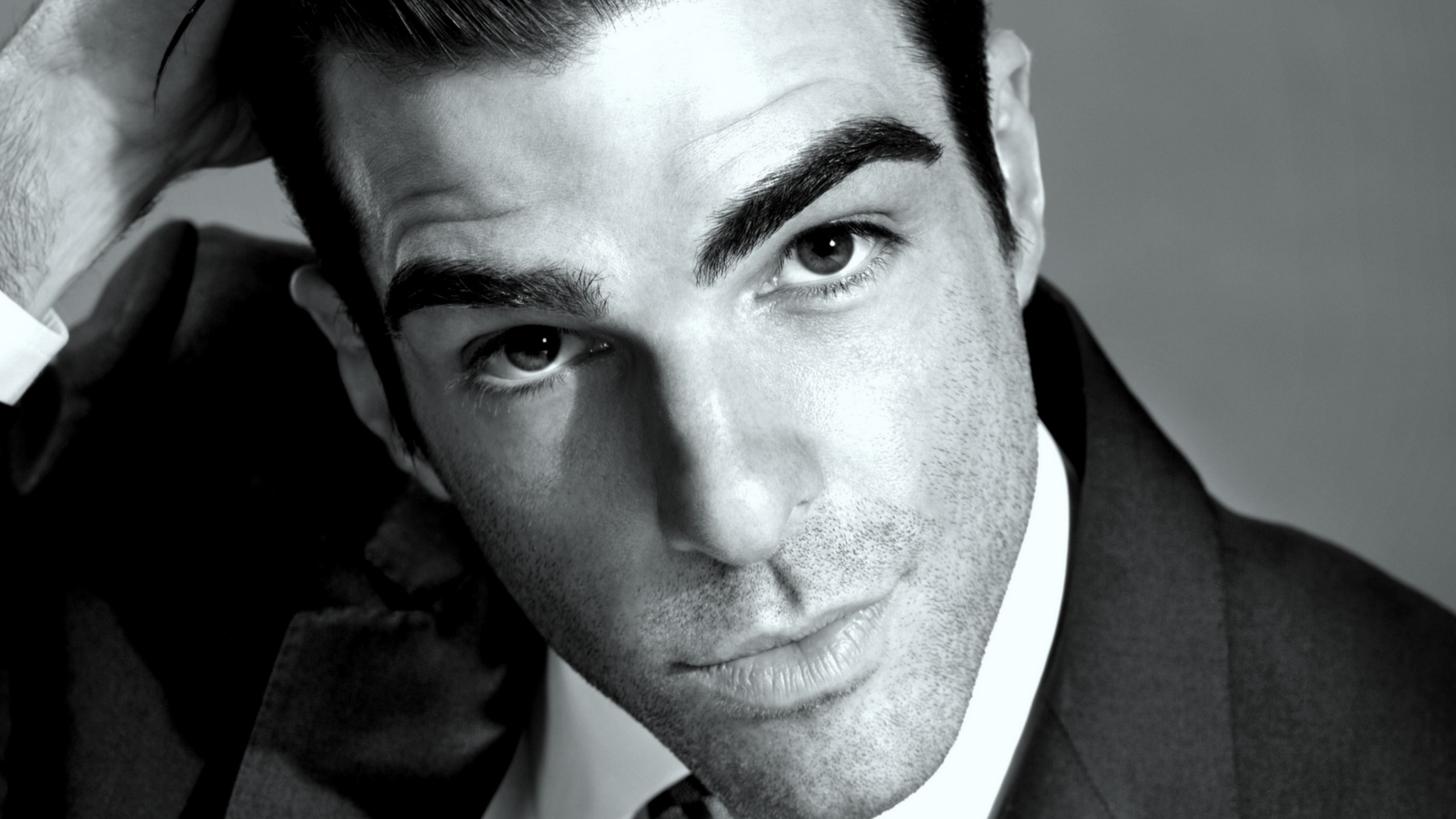 Zachary Quinto, Entrecejo, Barbilla, Retrato, en Blanco y Negro. Wallpaper in 2560x1440 Resolution