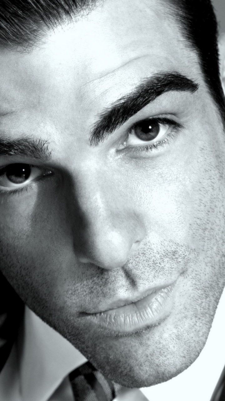 Zachary Quinto, Entrecejo, Barbilla, Retrato, en Blanco y Negro. Wallpaper in 720x1280 Resolution