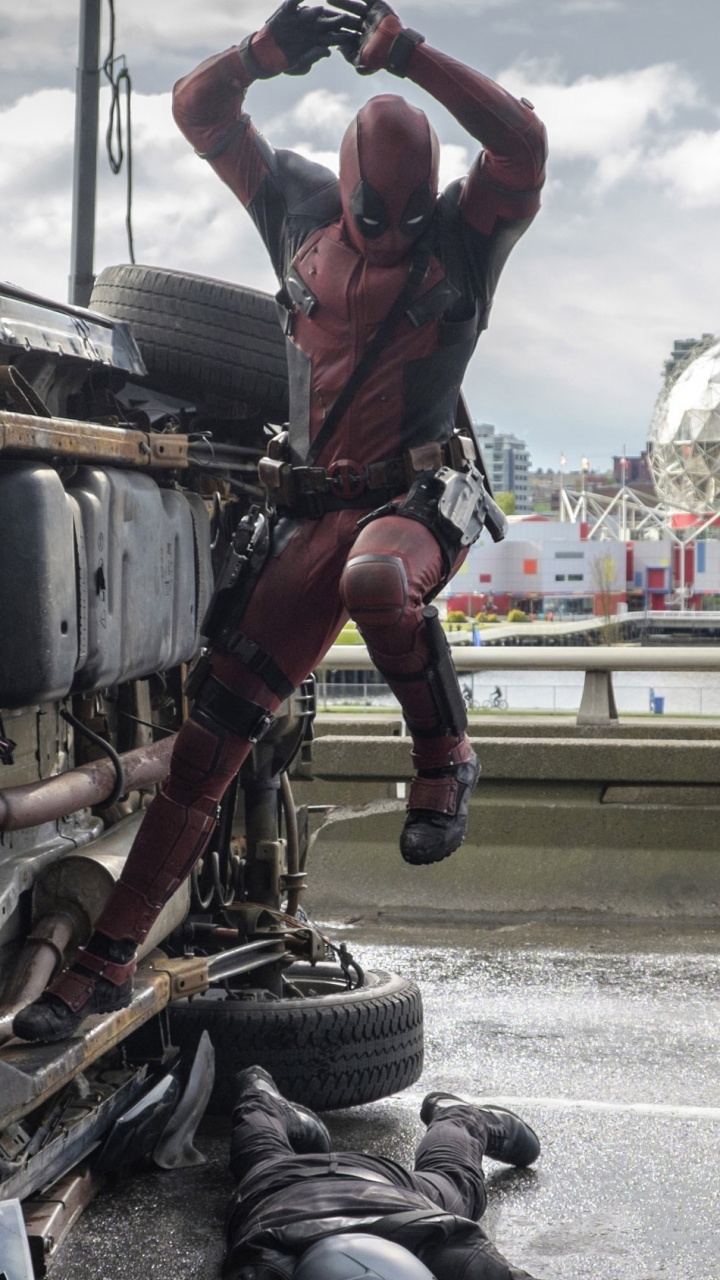 Hombre Con Camiseta Roja y Pantalón Negro Con Botas Negras de Pie Sobre Gris y Negro. Wallpaper in 720x1280 Resolution