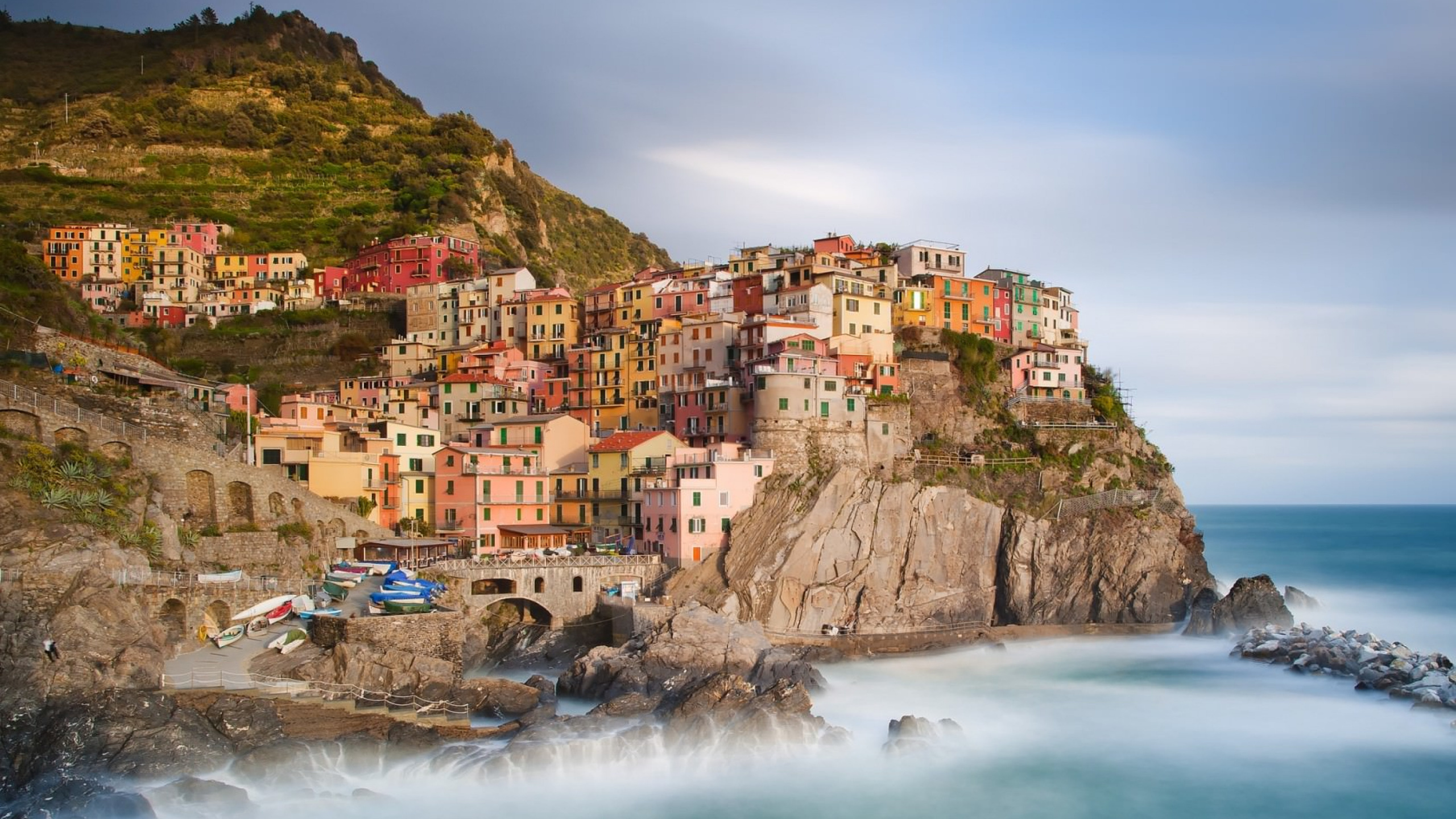 Houses on Mountain Near Body of Water During Daytime. Wallpaper in 2560x1440 Resolution