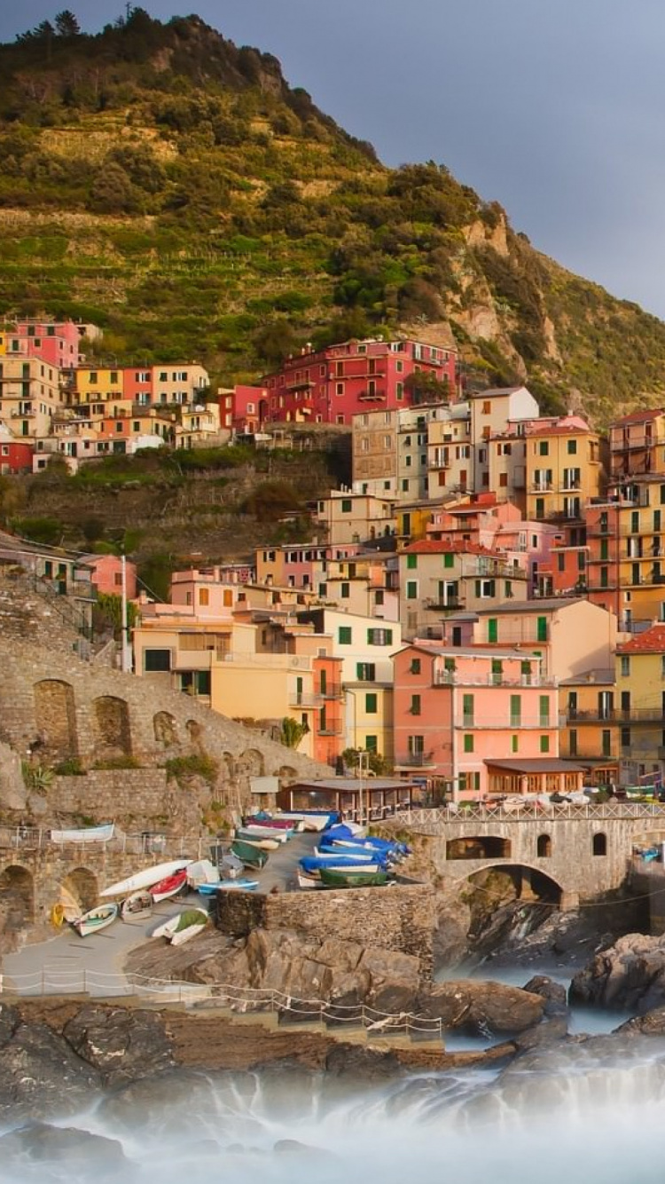 Houses on Mountain Near Body of Water During Daytime. Wallpaper in 750x1334 Resolution