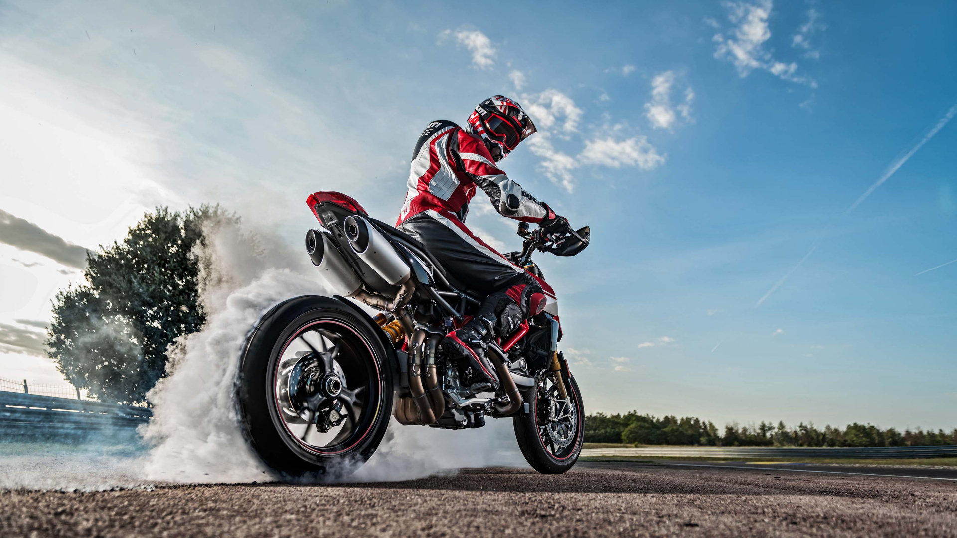 Mann im Rot-weißen Rennanzug, Der Auf Einem Rot-weißen Sportmotorrad Fährt. Wallpaper in 1920x1080 Resolution