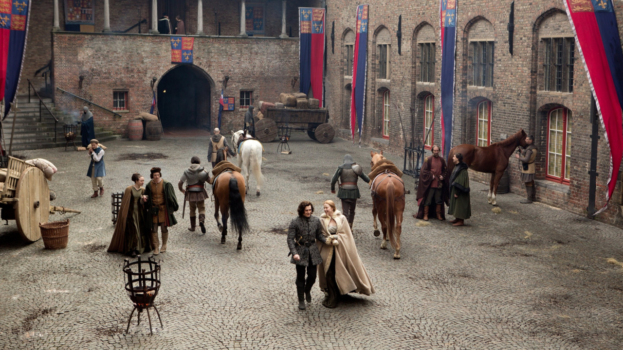 Personnes Marchant Dans la Rue Avec Des Chevaux Pendant la Journée. Wallpaper in 1280x720 Resolution