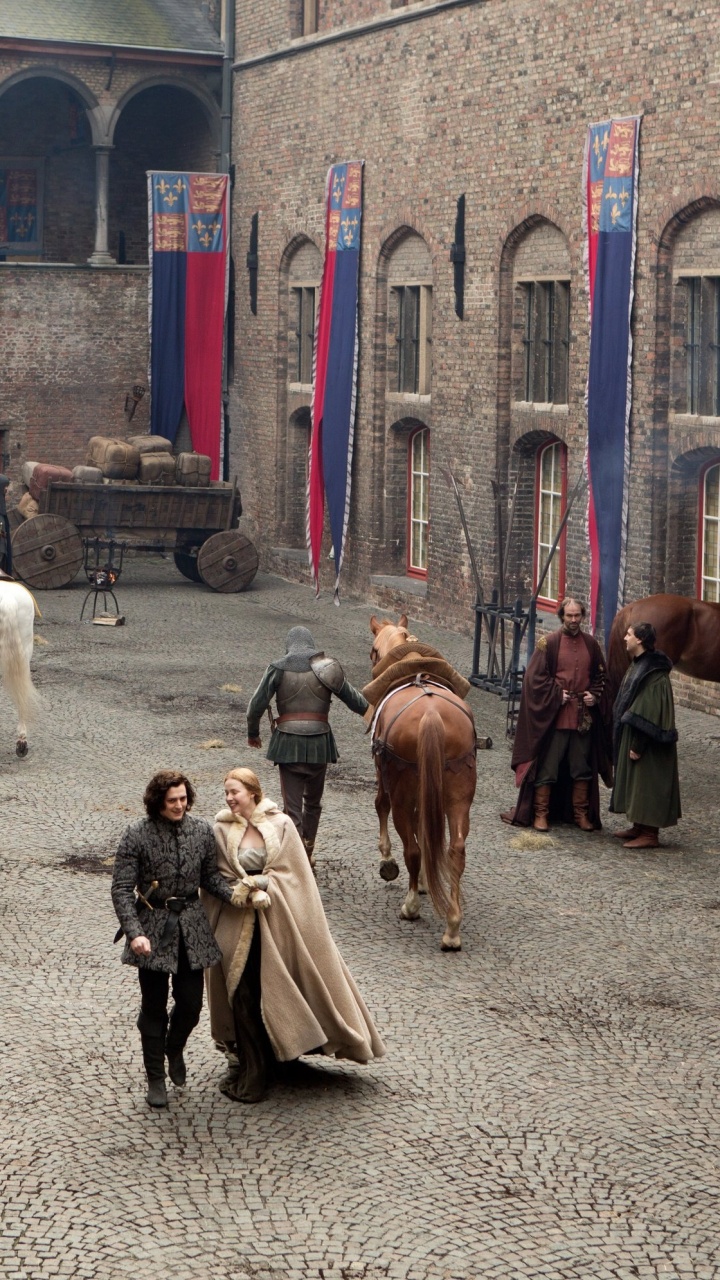 Personnes Marchant Dans la Rue Avec Des Chevaux Pendant la Journée. Wallpaper in 720x1280 Resolution