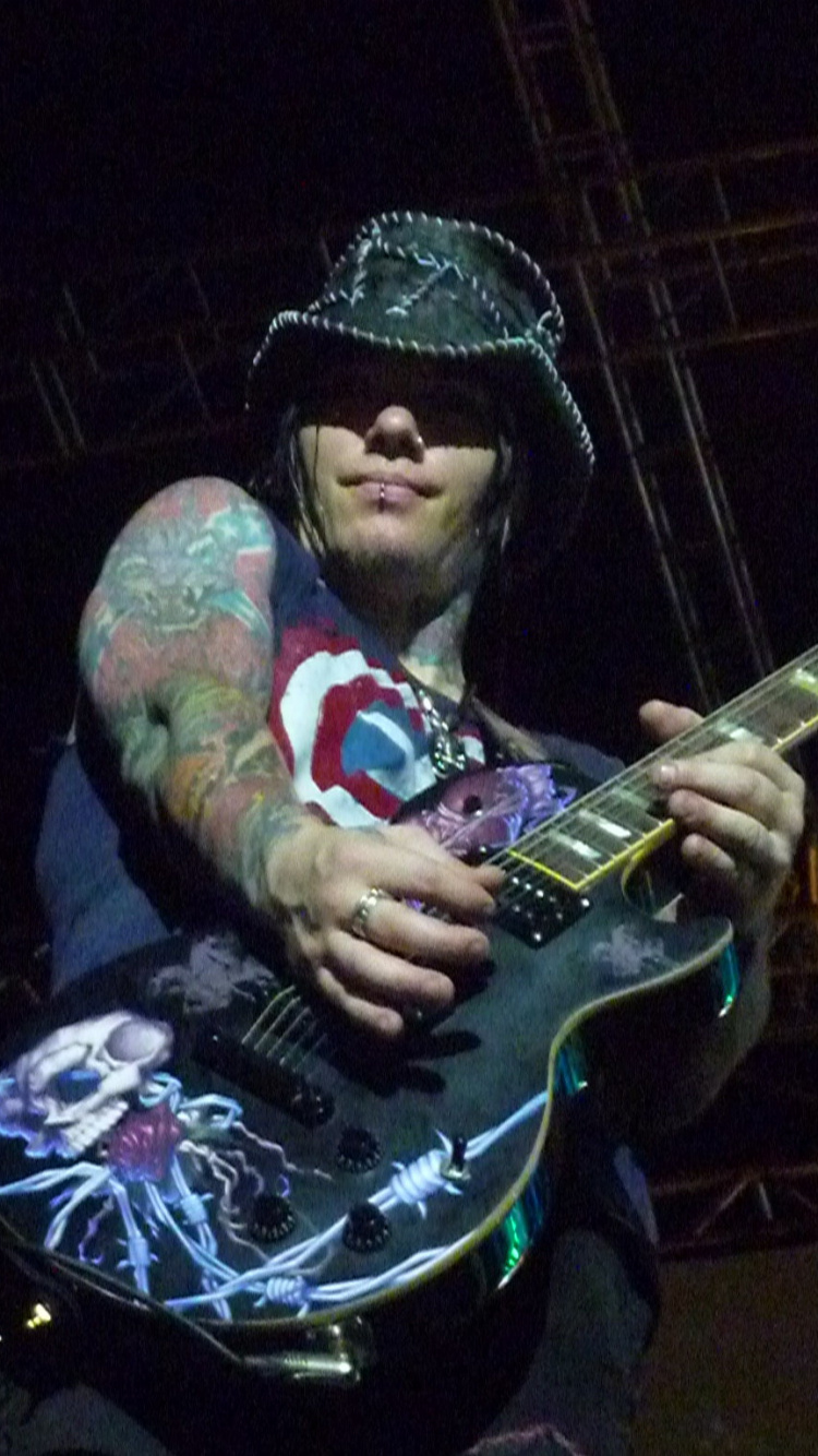 Bass, Gitarre, Gitarrist, Musiker, Musik. Wallpaper in 750x1334 Resolution