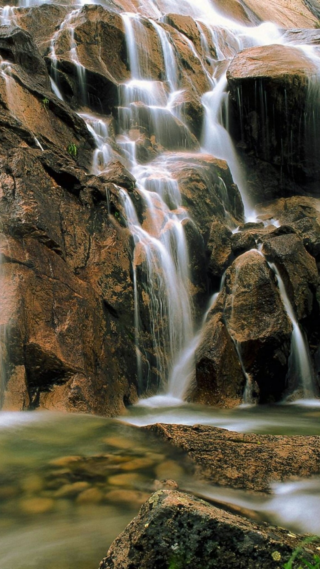el Agua Cae Sobre la Montaña Rocosa Marrón. Wallpaper in 1080x1920 Resolution