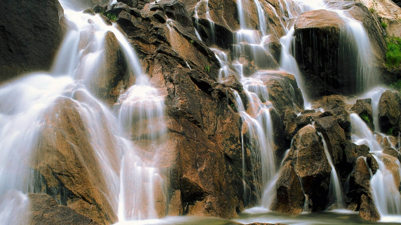 Wasser Fällt Auf Braunen Felsigen Berg. Wallpaper in 1280x720 Resolution