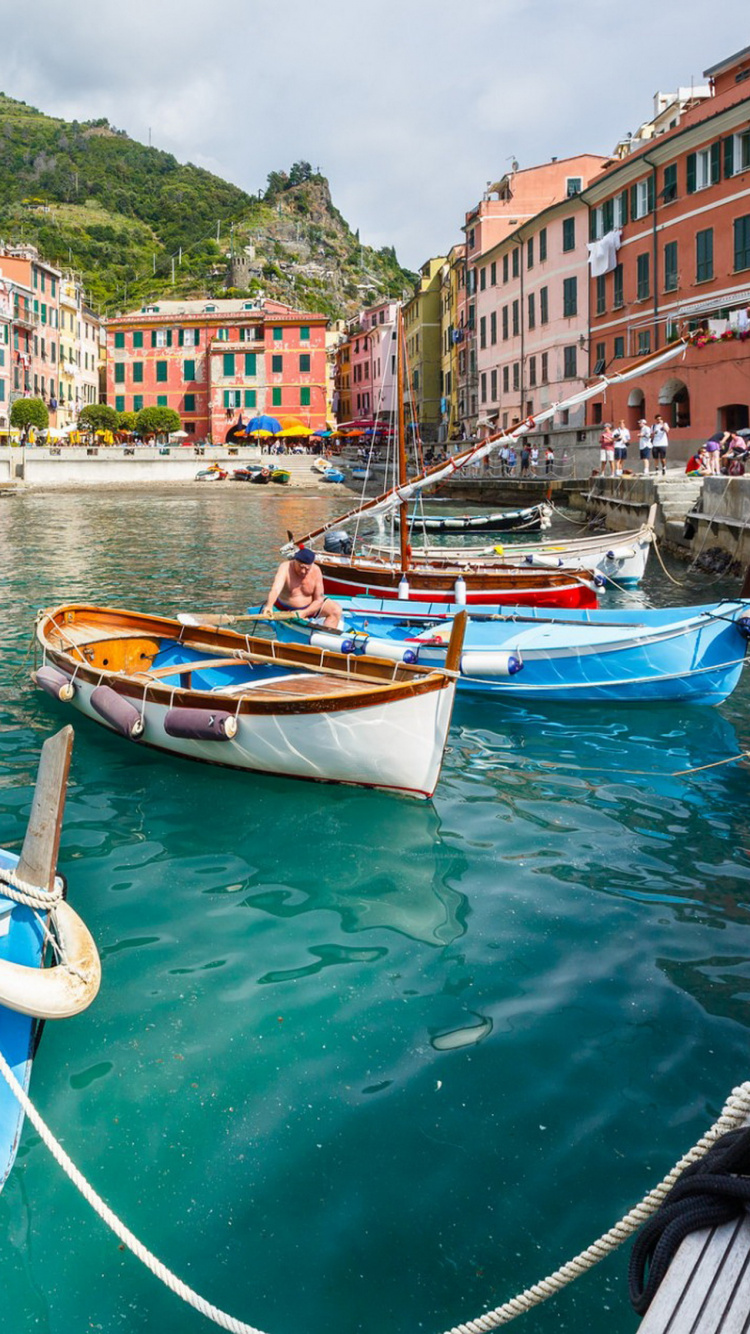 Barco Azul y Blanco en el Río Cerca de Edificios Durante el Día. Wallpaper in 750x1334 Resolution