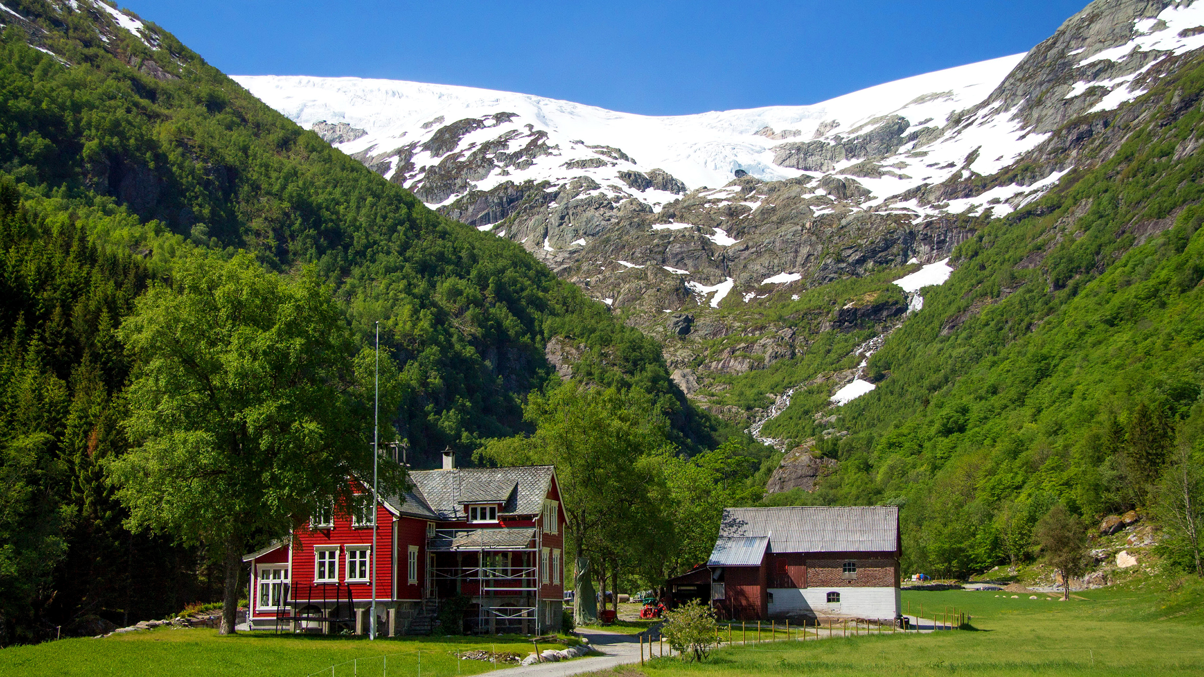 Red and White House Near Green Trees and Mountain During Daytime. Wallpaper in 3840x2160 Resolution