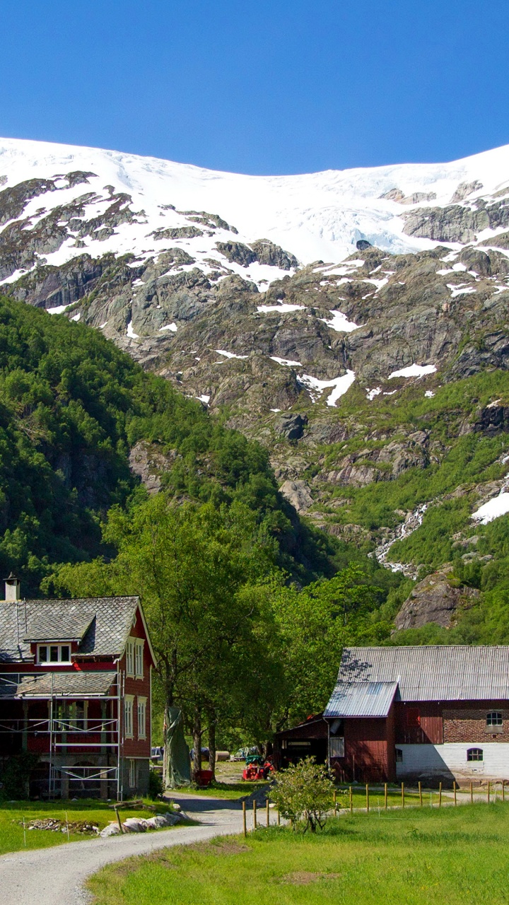 Maison Rouge et Blanche Près Des Arbres Verts et de la Montagne Pendant la Journée. Wallpaper in 720x1280 Resolution