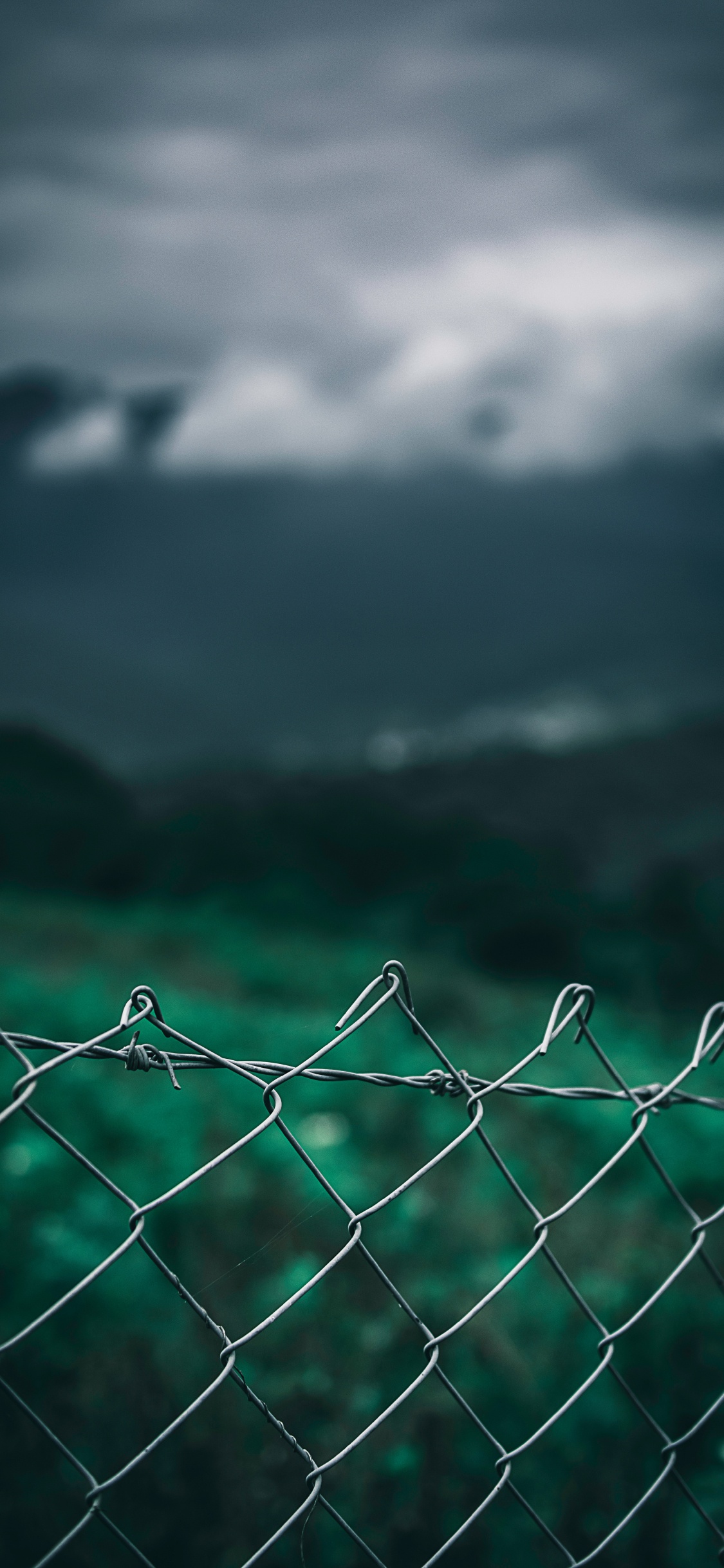 Valla de Metal Gris Con Gotas de Agua. Wallpaper in 1125x2436 Resolution