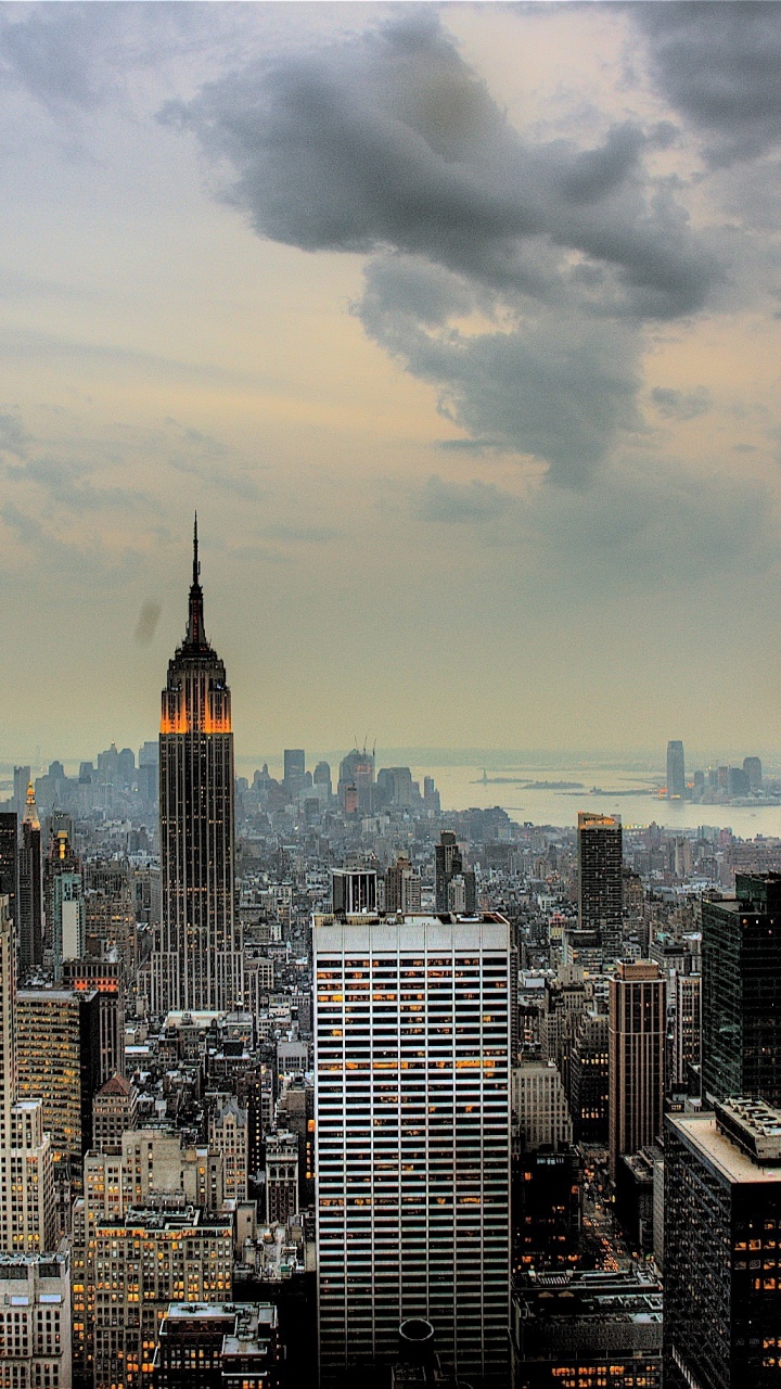 Horizon de la Ville Sous un Ciel Nuageux Pendant la Journée. Wallpaper in 720x1280 Resolution
