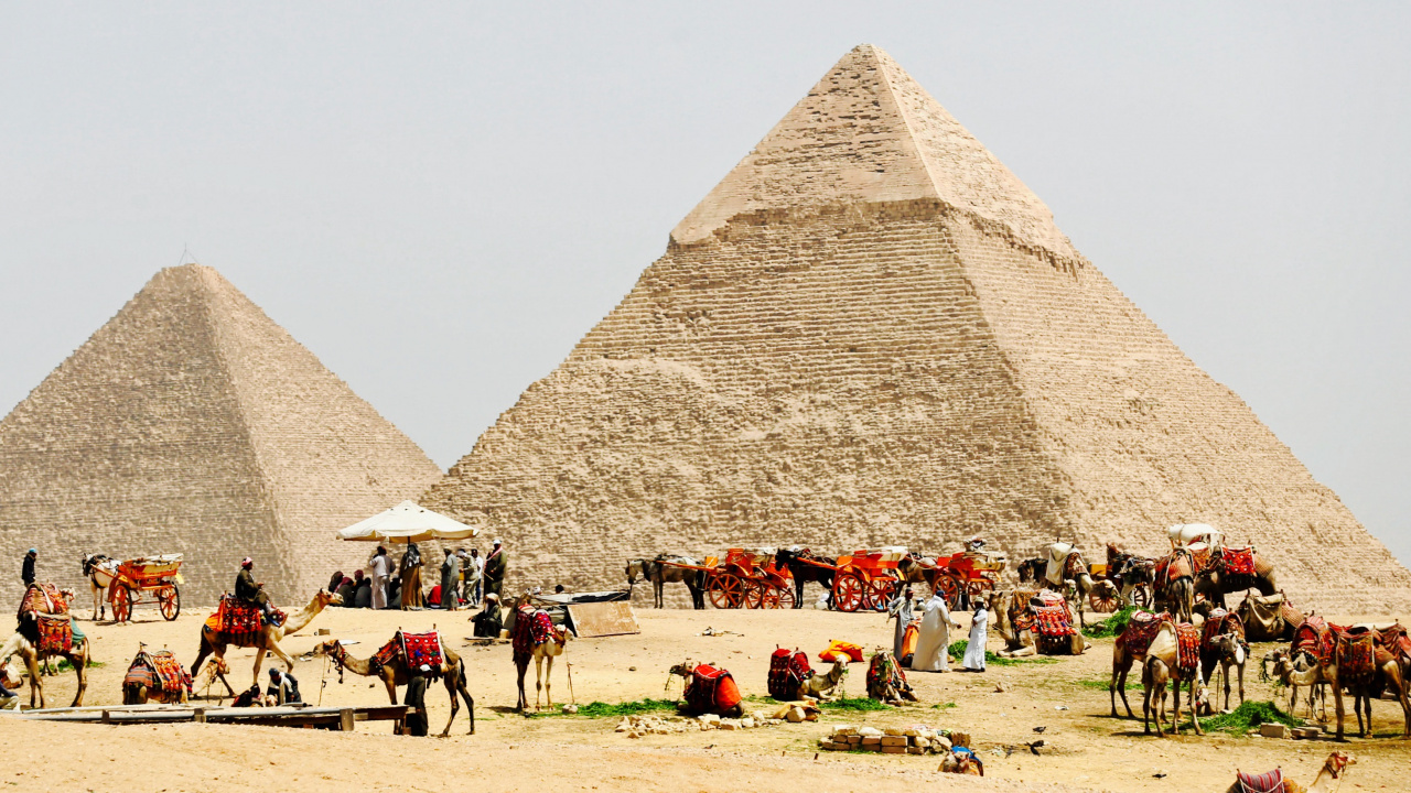 Personnes Debout Près de la Pyramide Pendant la Journée. Wallpaper in 1280x720 Resolution