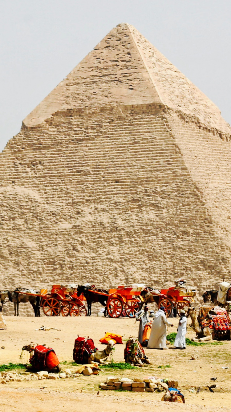 Leute, Die Tagsüber in Der Nähe Der Pyramide Stehen. Wallpaper in 750x1334 Resolution