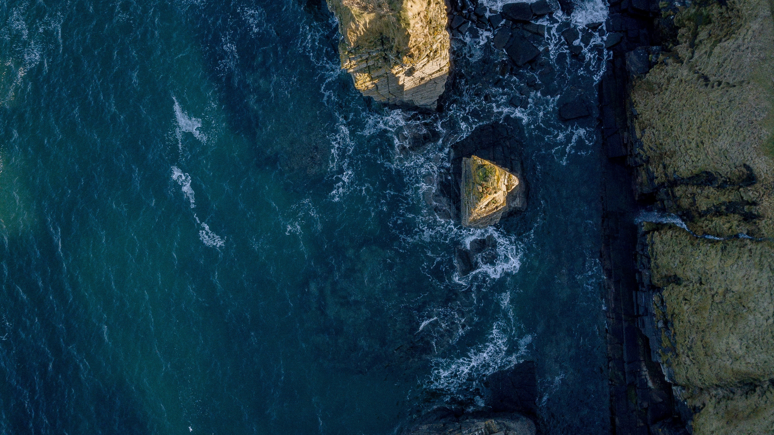 Brown Rock Formation on Body of Water During Daytime. Wallpaper in 2560x1440 Resolution