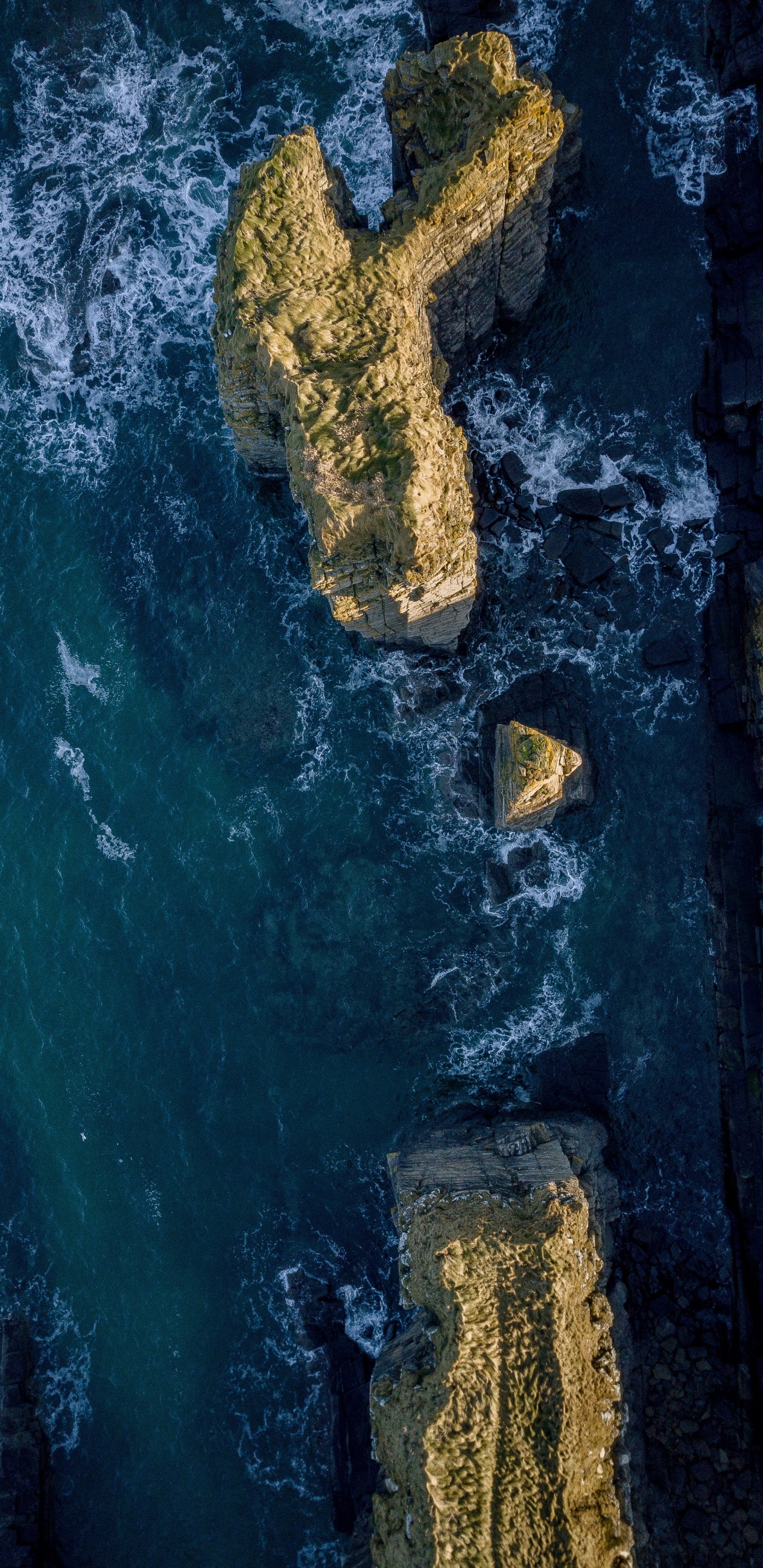 Formación de Roca Marrón en el Cuerpo de Agua Durante el Día.. Wallpaper in 1440x2960 Resolution
