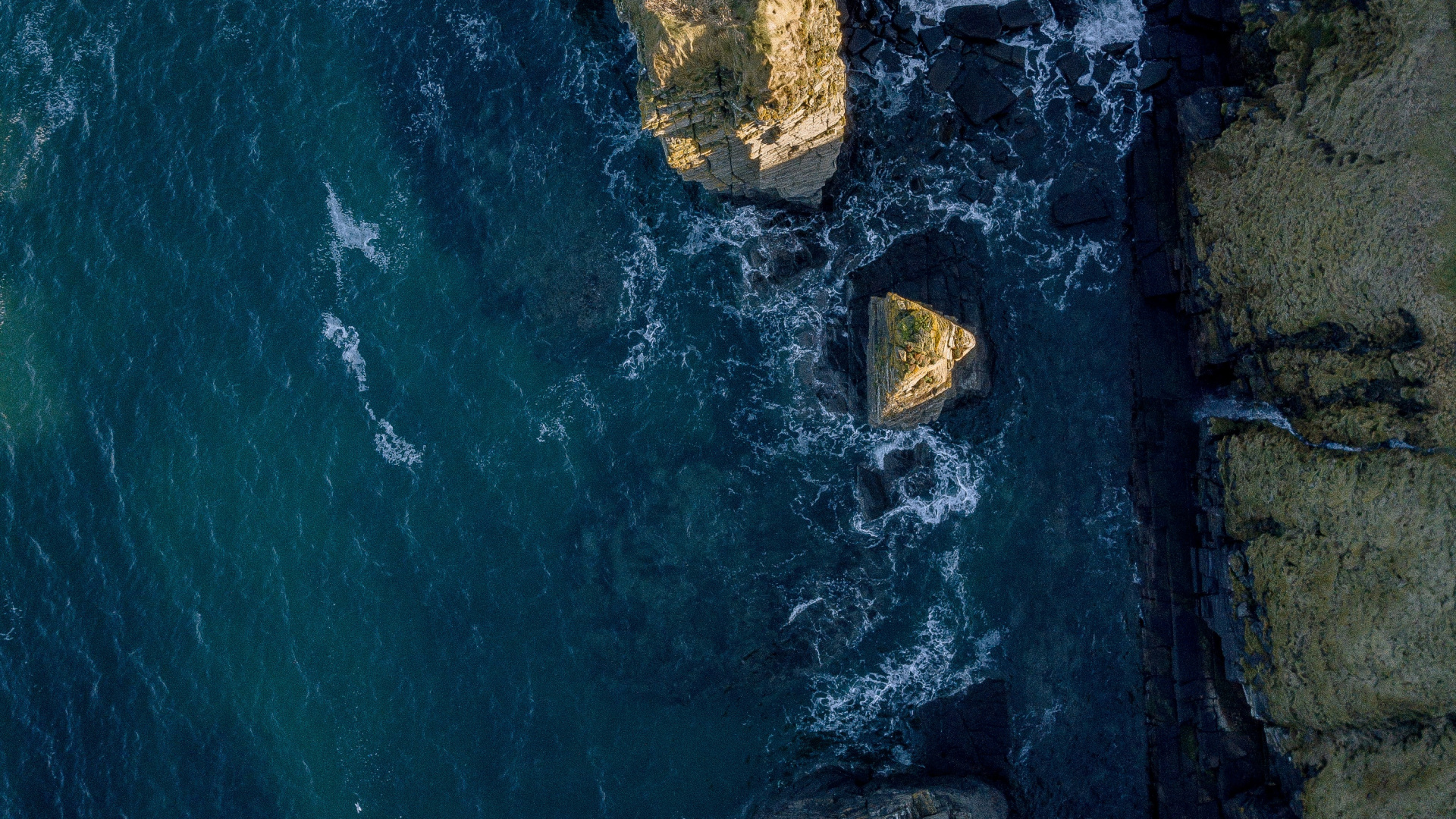 Formación de Roca Marrón en el Cuerpo de Agua Durante el Día.. Wallpaper in 1920x1080 Resolution