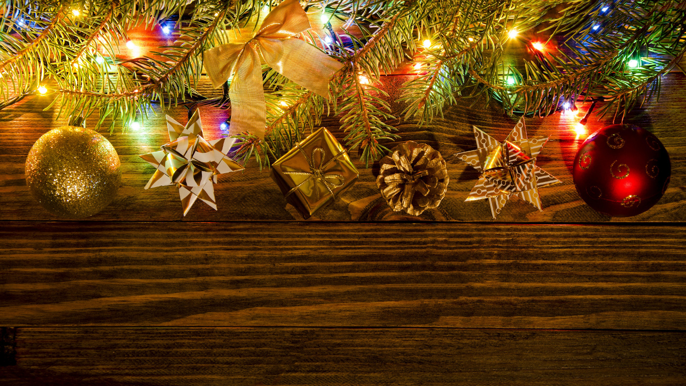 Neujahr, Weihnachten, Baum, Weihnachtsdekoration, Weihnachtsbeleuchtung. Wallpaper in 1366x768 Resolution
