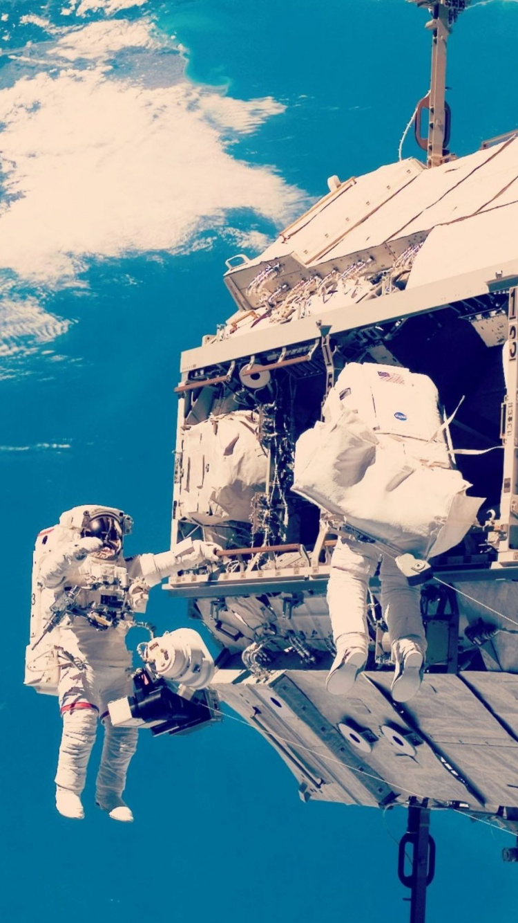 Hombre de Chaqueta Negra y Pantalones Vaqueros Azules de Pie en la Parte Superior Del Edificio Durante el Día. Wallpaper in 750x1334 Resolution